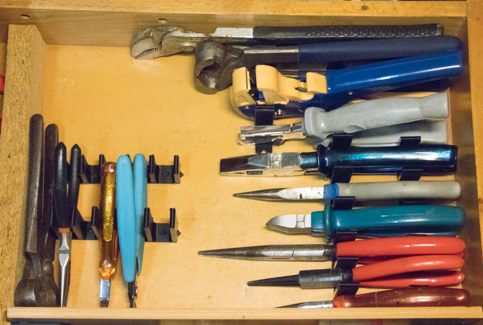 Giá đỡ kìm gọn gàng cho ngăn kéo