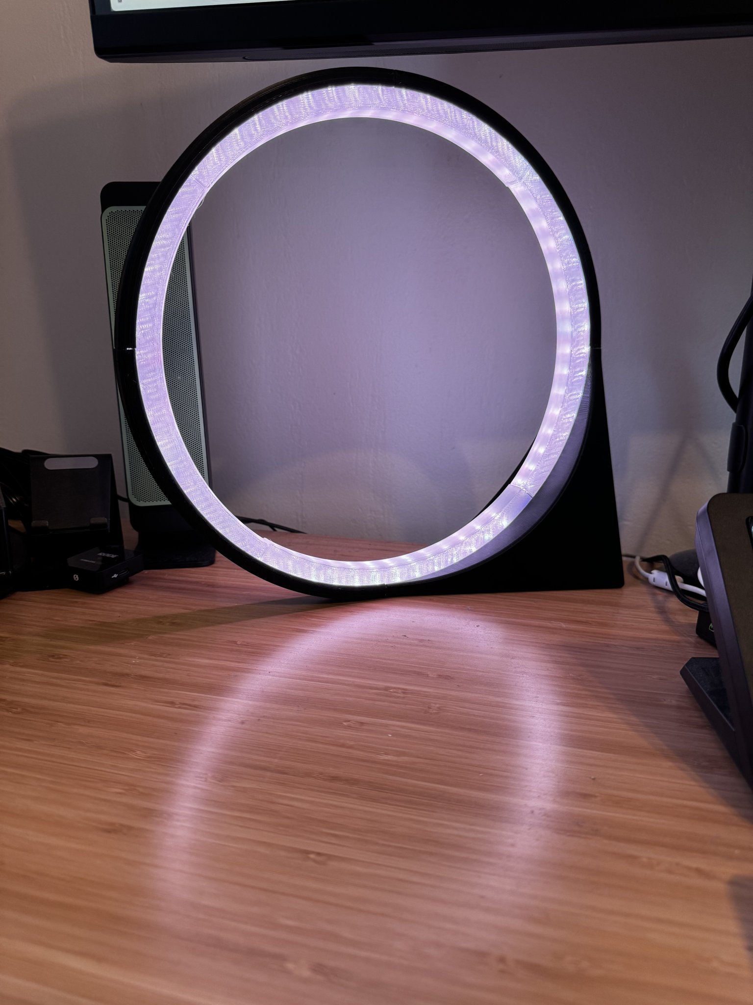 Đèn bàn LED Helios với vòng WLED độc đáo