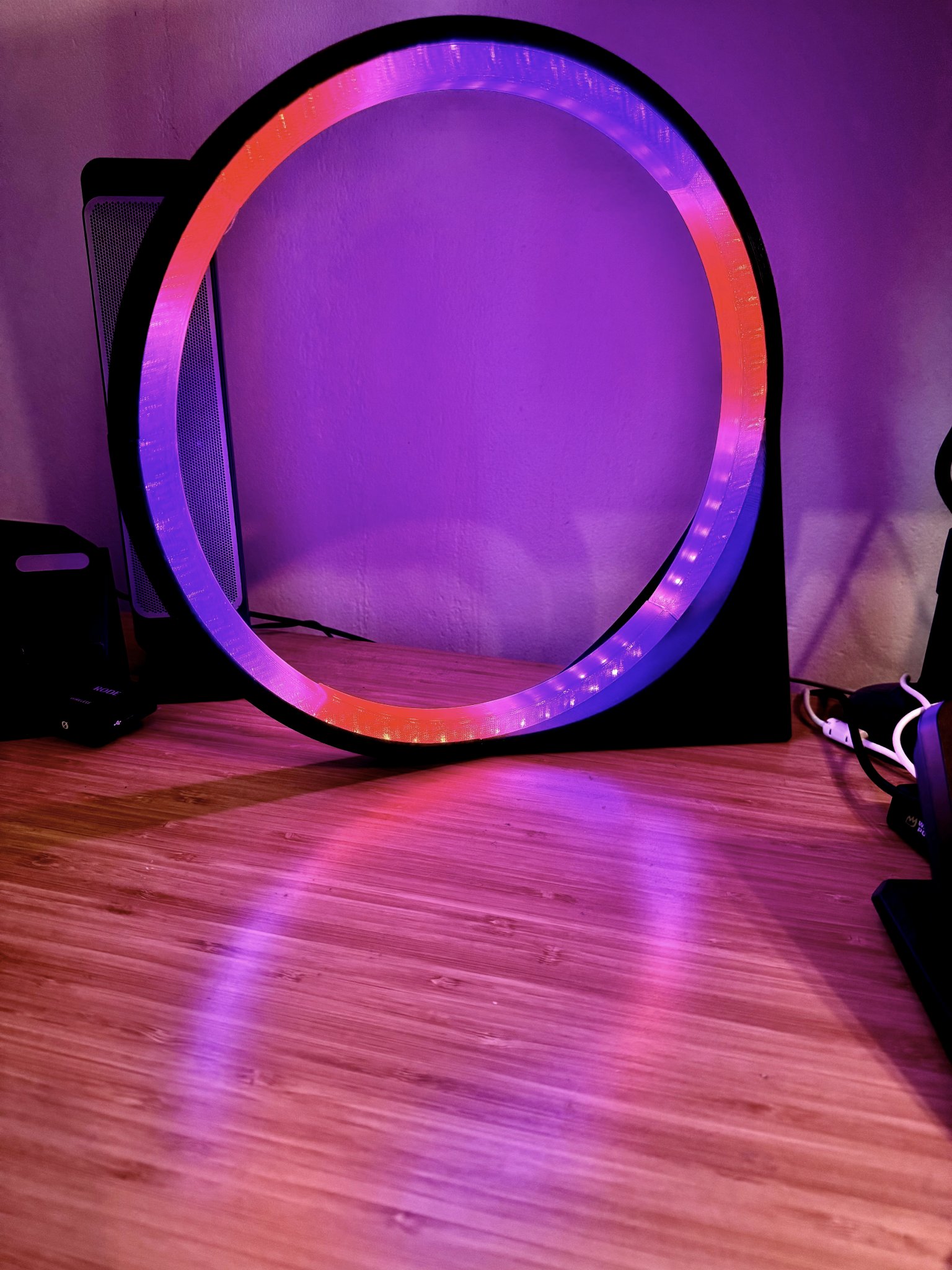 Đèn bàn LED Helios với vòng WLED độc đáo