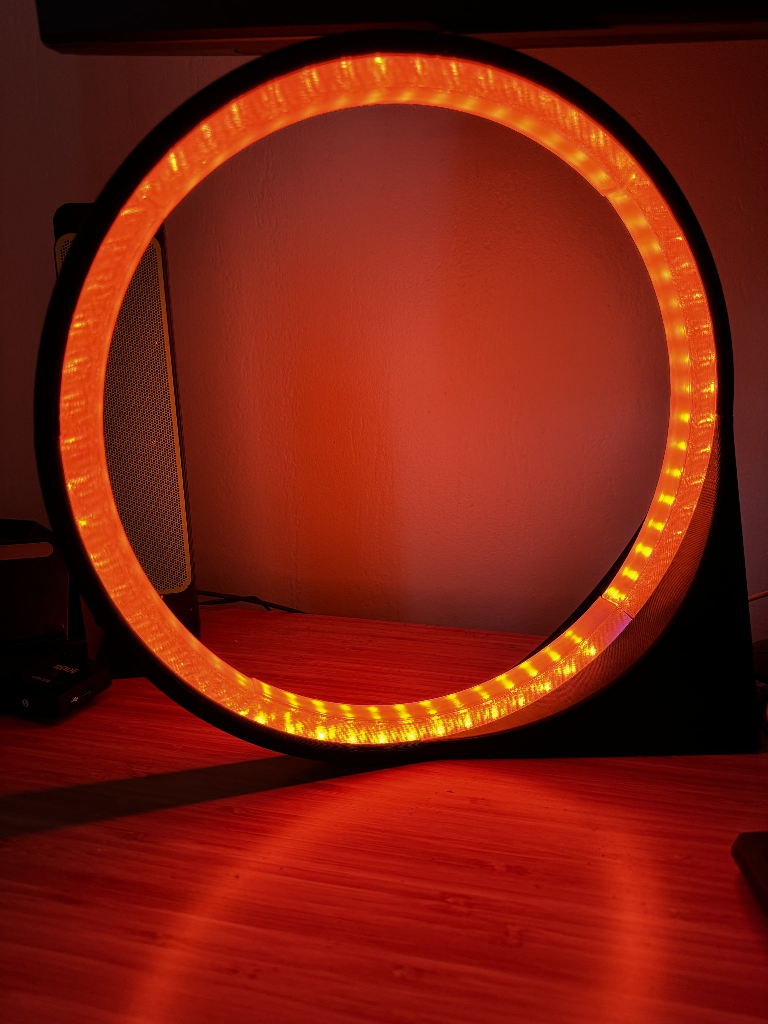 Đèn bàn LED Helios với vòng WLED độc đáo