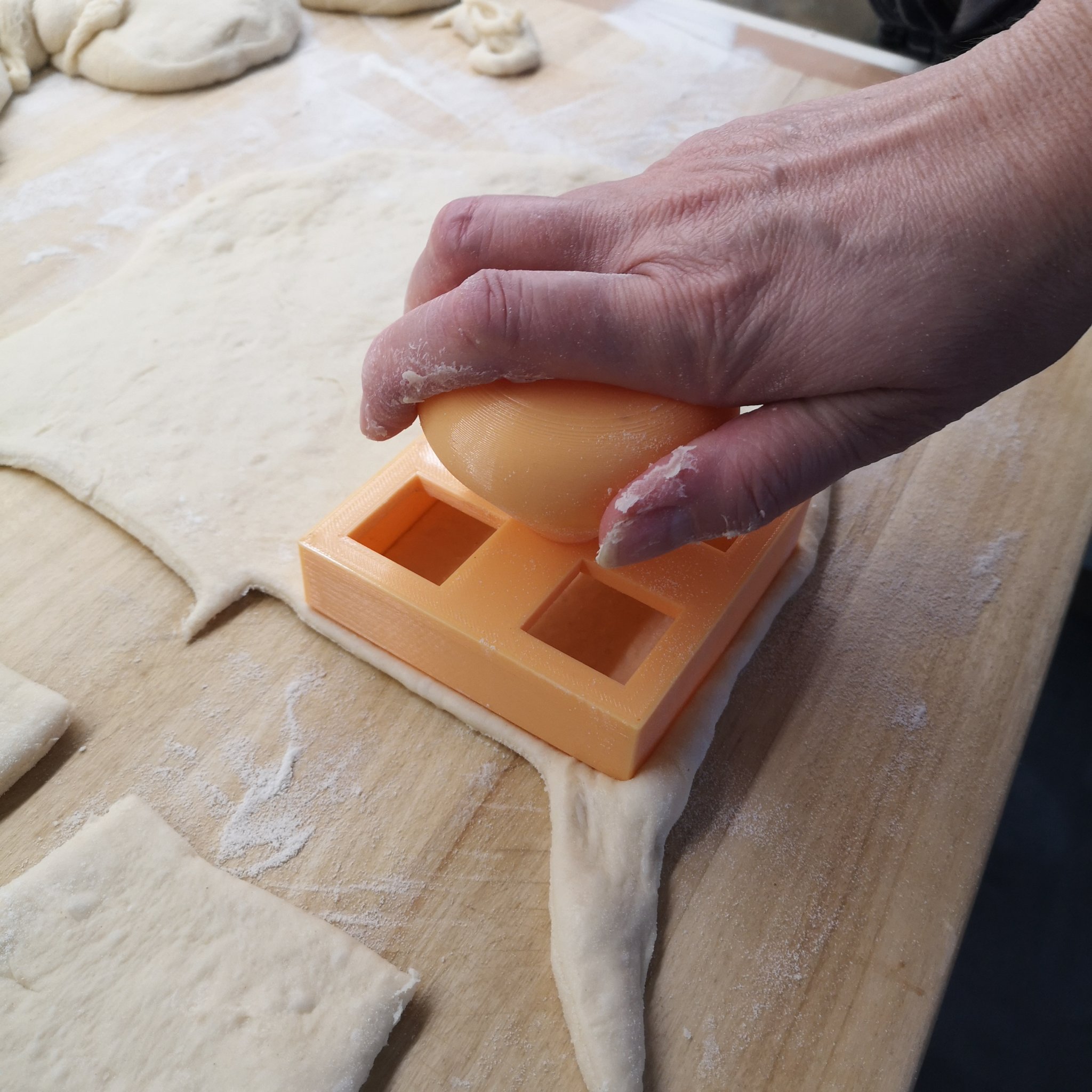 Máy cắt bánh hình vuông 8 cm cho bánh ngọt