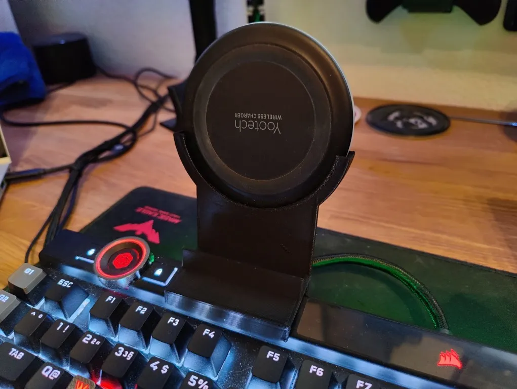 Giá đỡ điện thoại di động Corsair K100 với QI