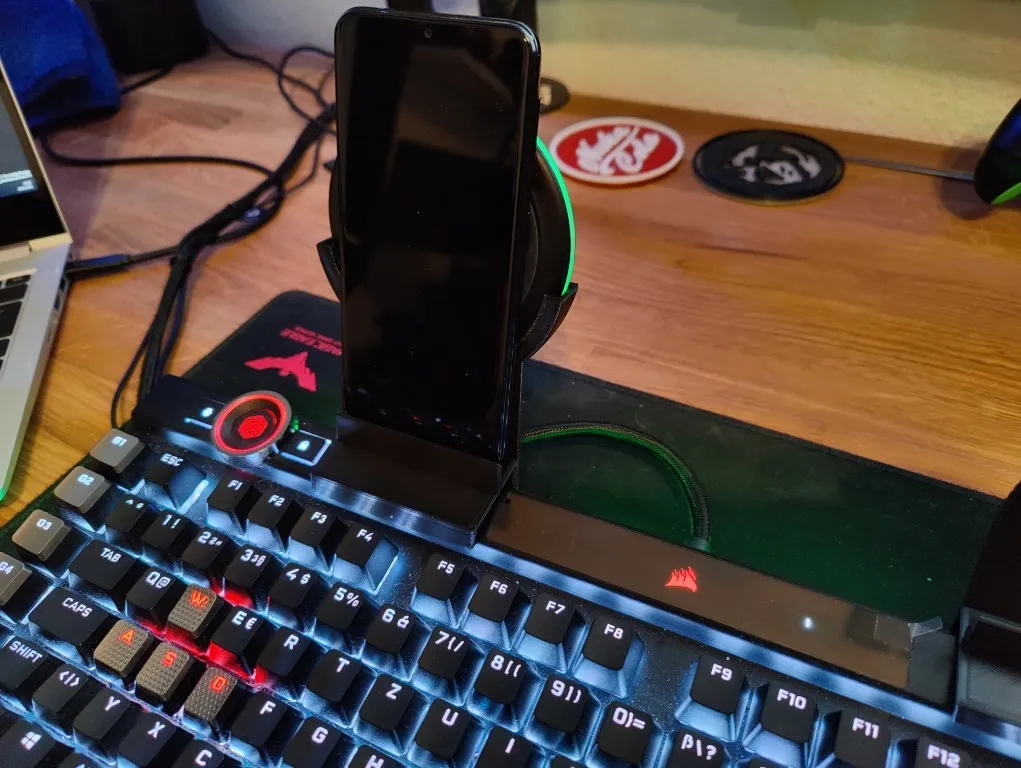 Giá đỡ điện thoại di động Corsair K100 với QI