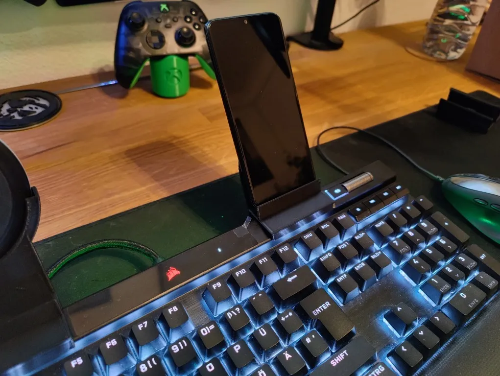 Giá đỡ điện thoại di động Corsair K100 với QI