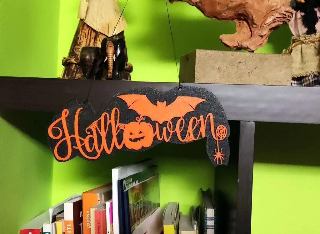 Biển hiệu Halloween với hình dơi trang trí
