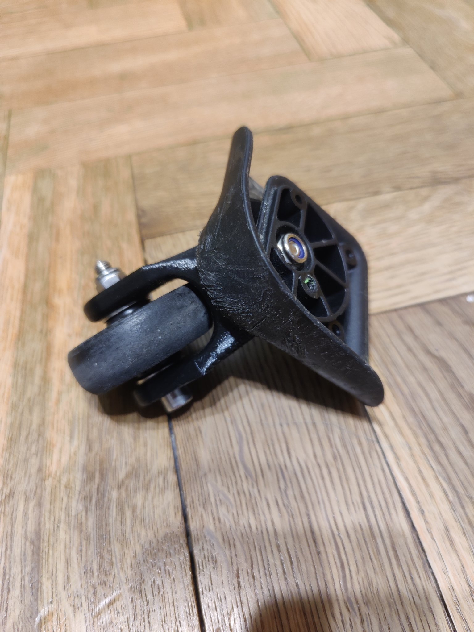 Thay thế giá đỡ bánh xe cho vali American Tourister Bon Air