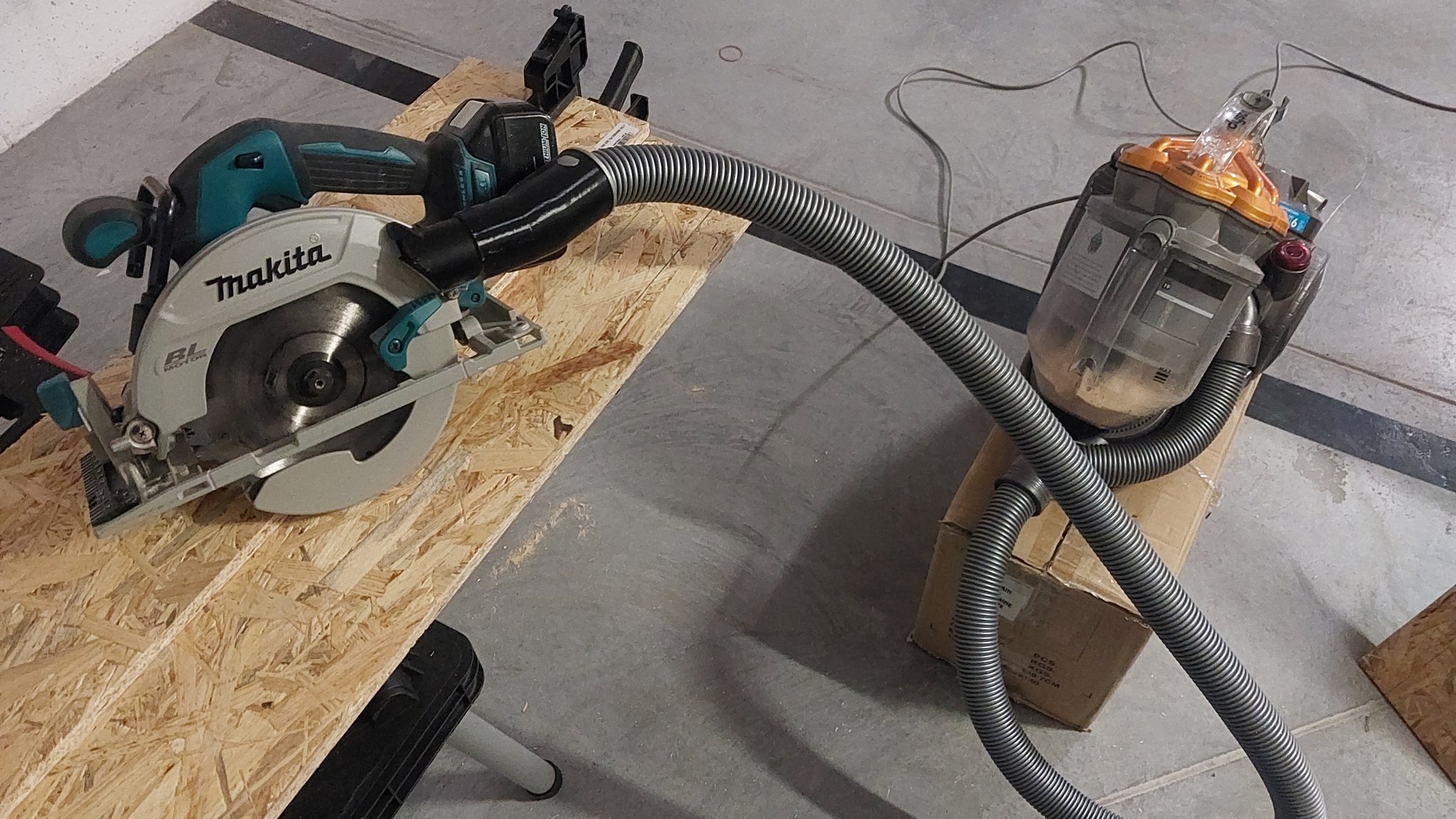 Bộ chuyển đổi đầu hút bụi Makita DHS680 cho Dyson DC19