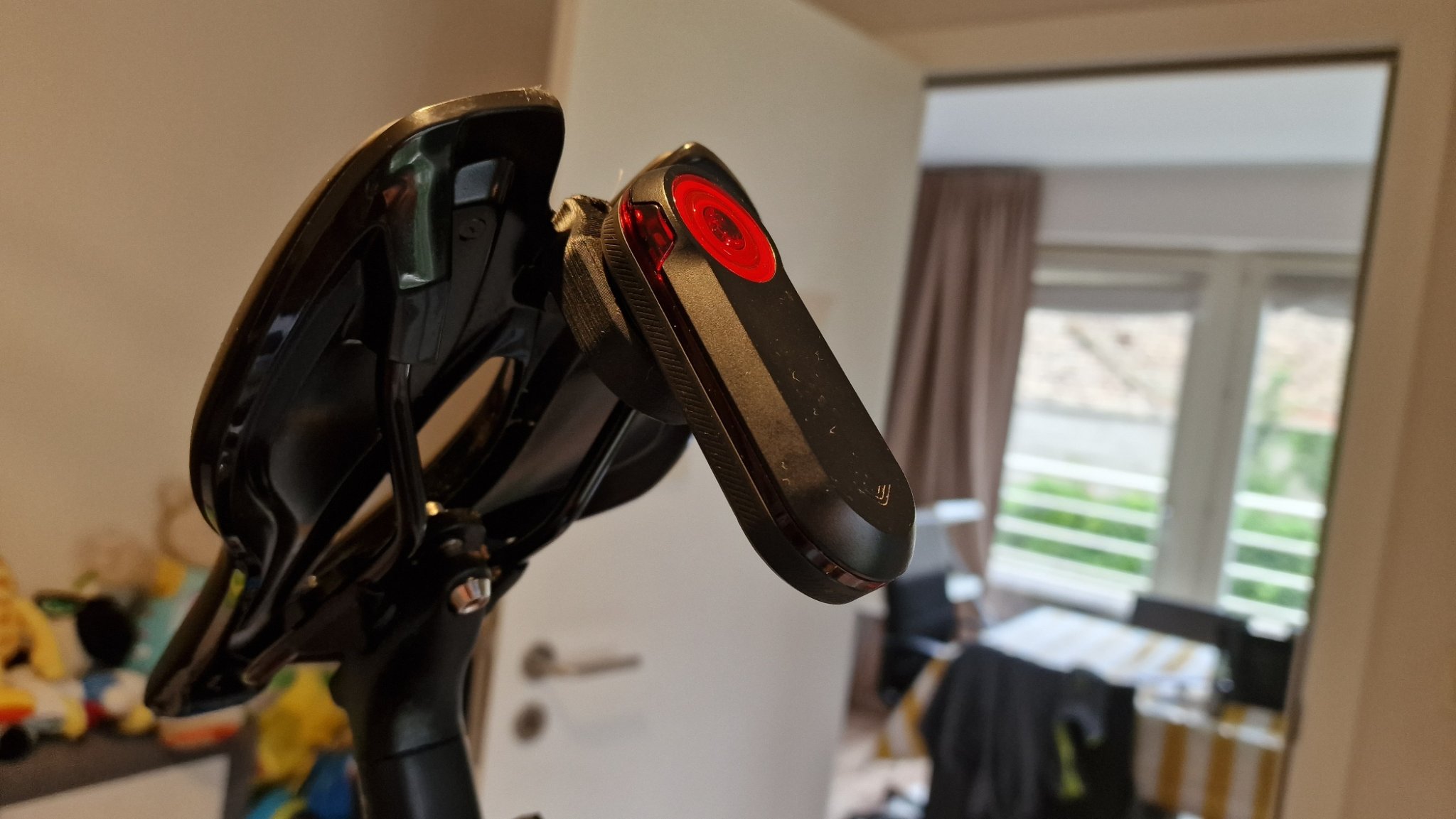 Giá đỡ yên xe Garmin Varia với hệ thống UniClip