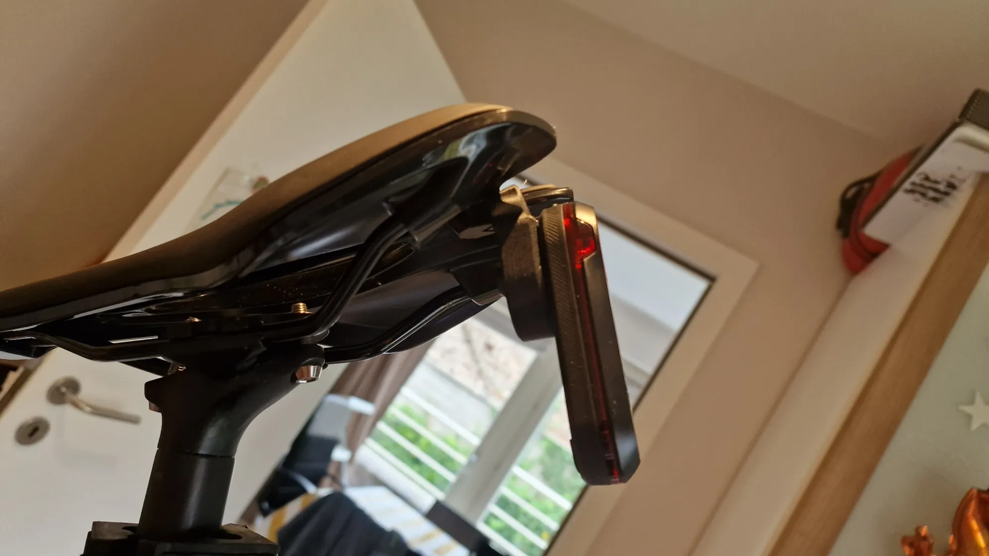 Giá đỡ yên xe Garmin Varia với hệ thống UniClip