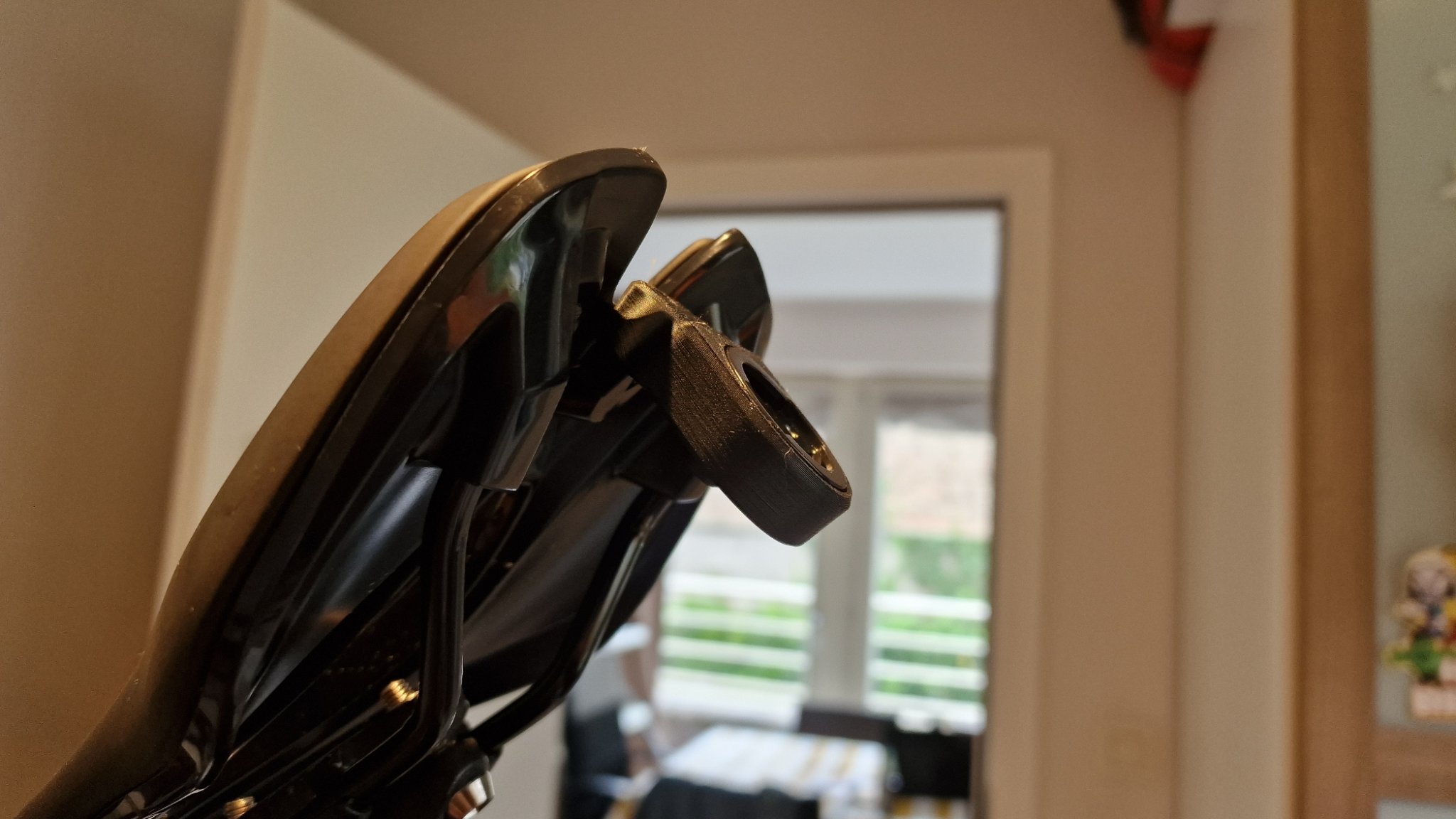 Giá đỡ yên xe Garmin Varia với hệ thống UniClip