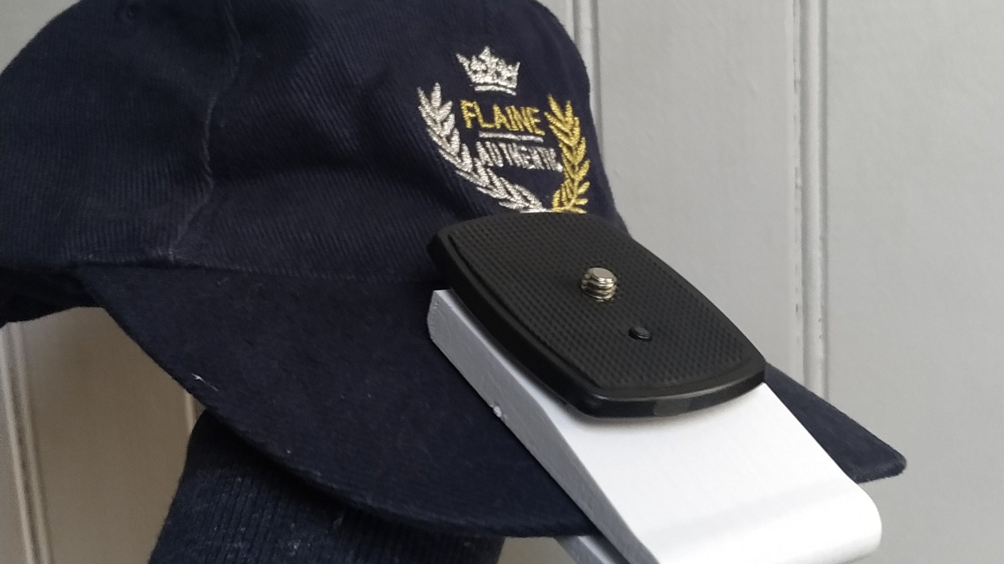 Giá đỡ mũ bóng chày cho mọi loại camera