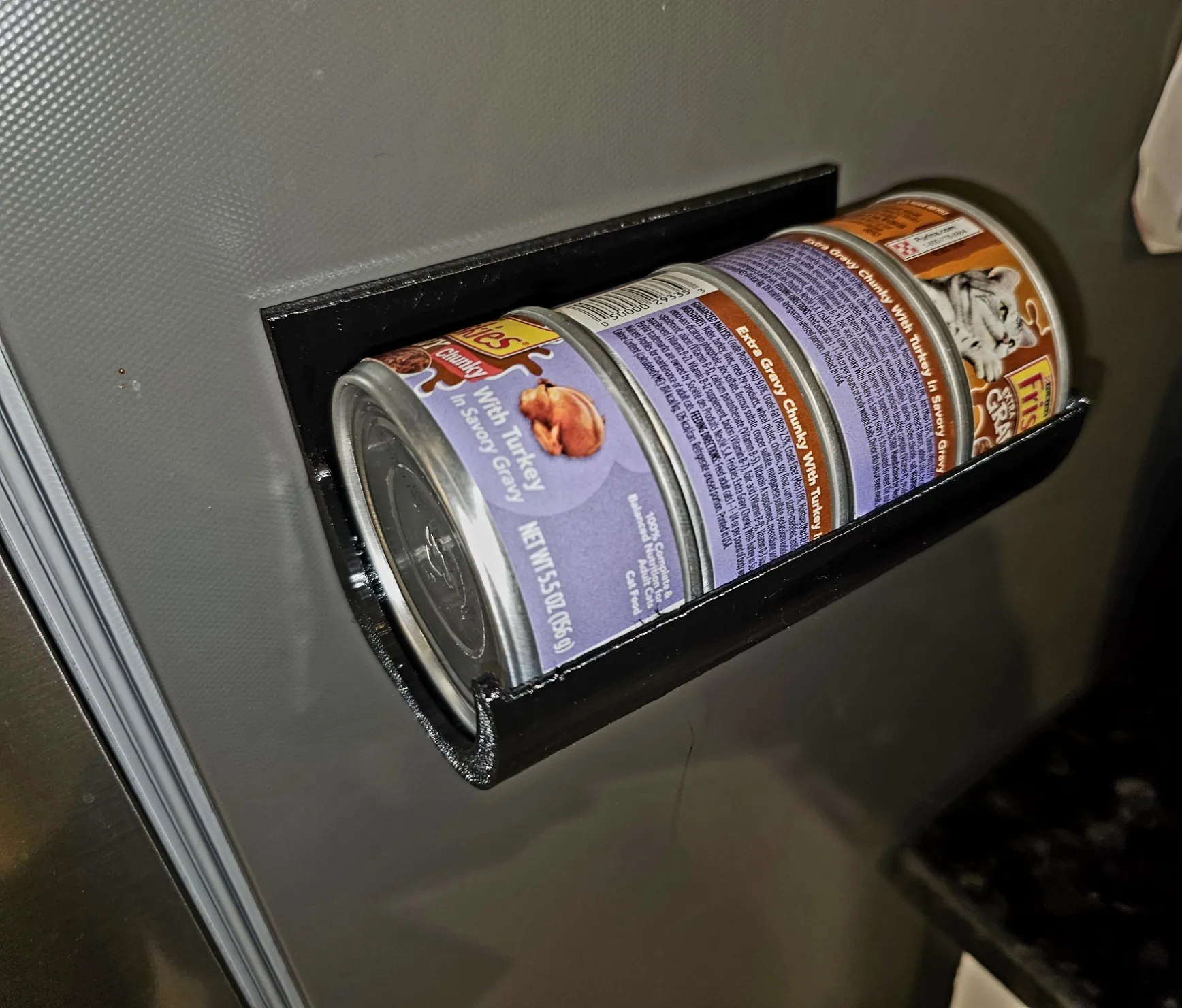 Giá đỡ cho hộp thức ăn cho mèo