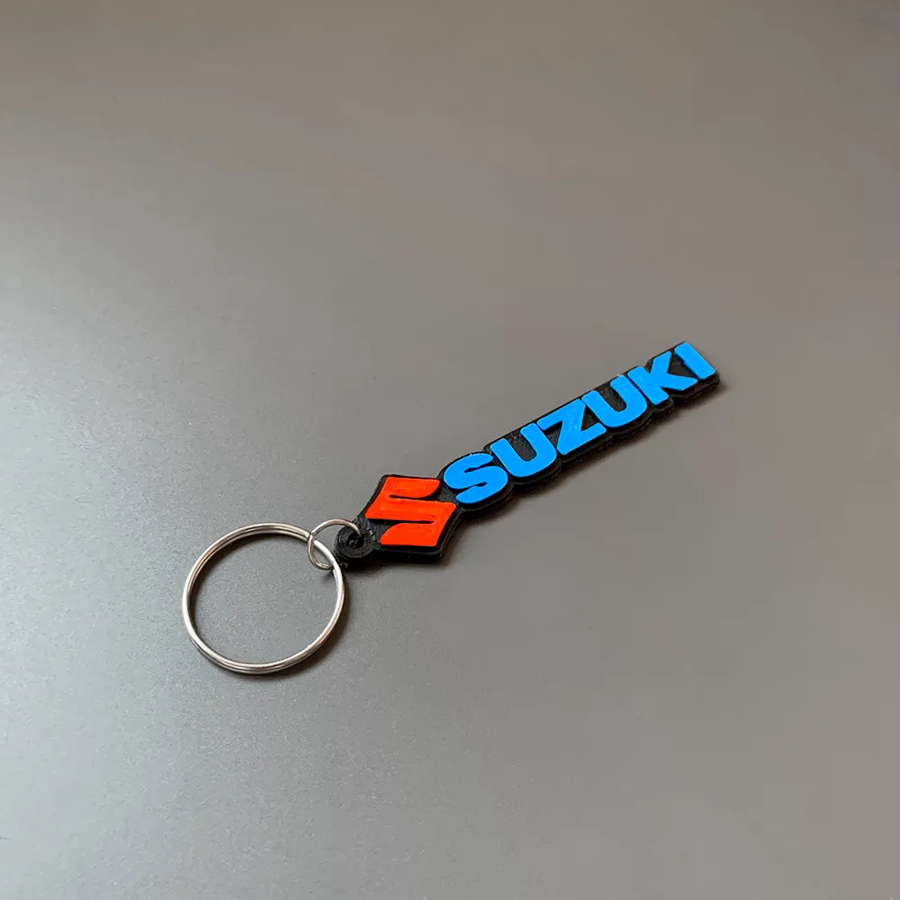 Móc khóa thương hiệu Suzuki với thiết kế đơn giản