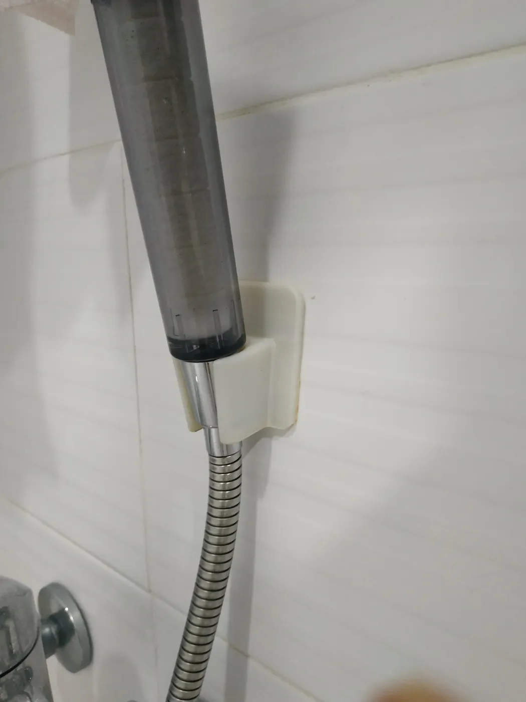 Giá đỡ cho đầu vòi sen trong phòng tắm