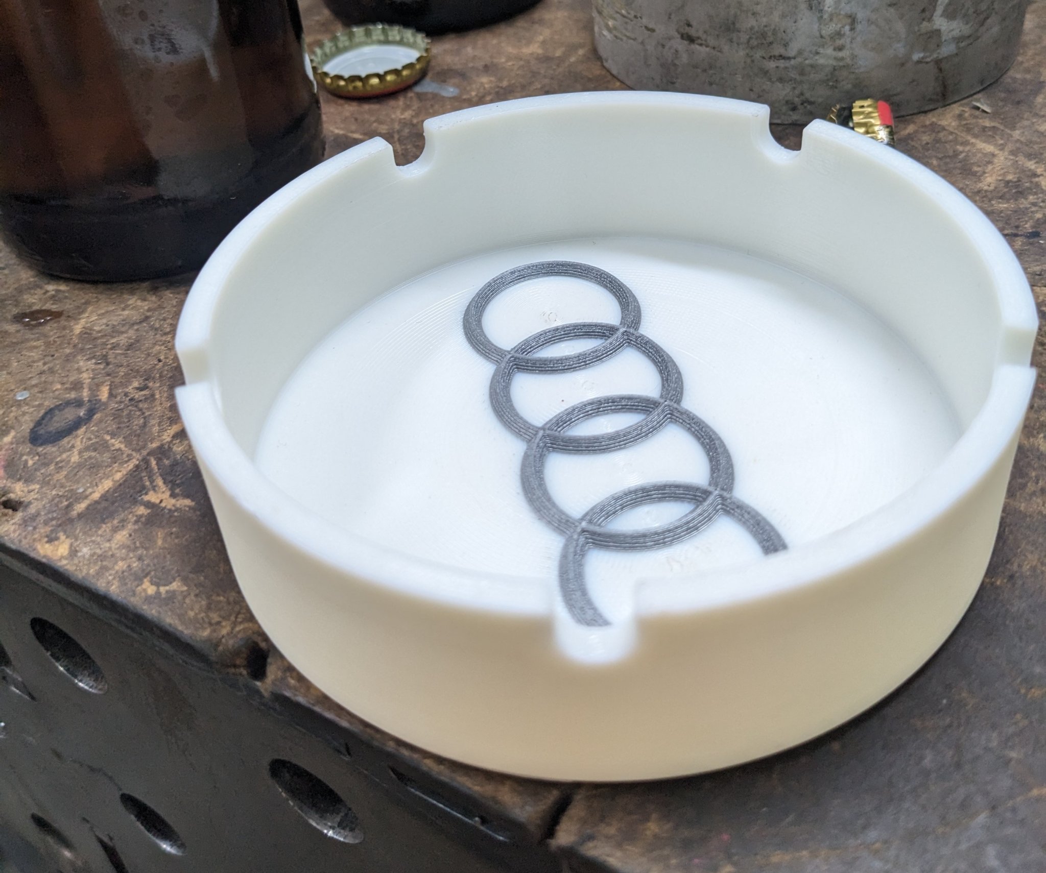 Gạt tàn thuốc lá với logo Audi 3D