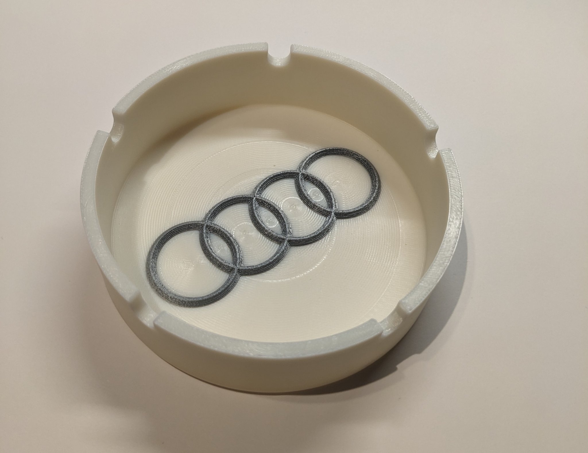 Gạt tàn thuốc lá với logo Audi 3D