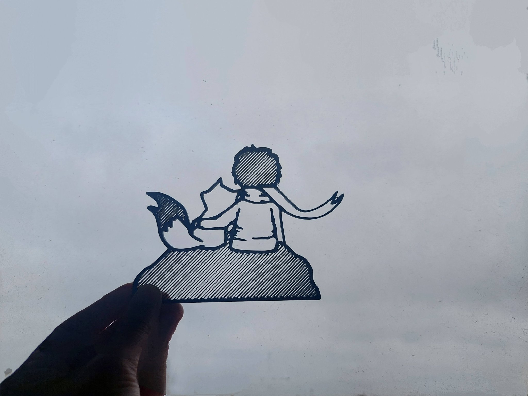 Silhouette hoàng tử bé ngồi trên mặt trăng với cáo