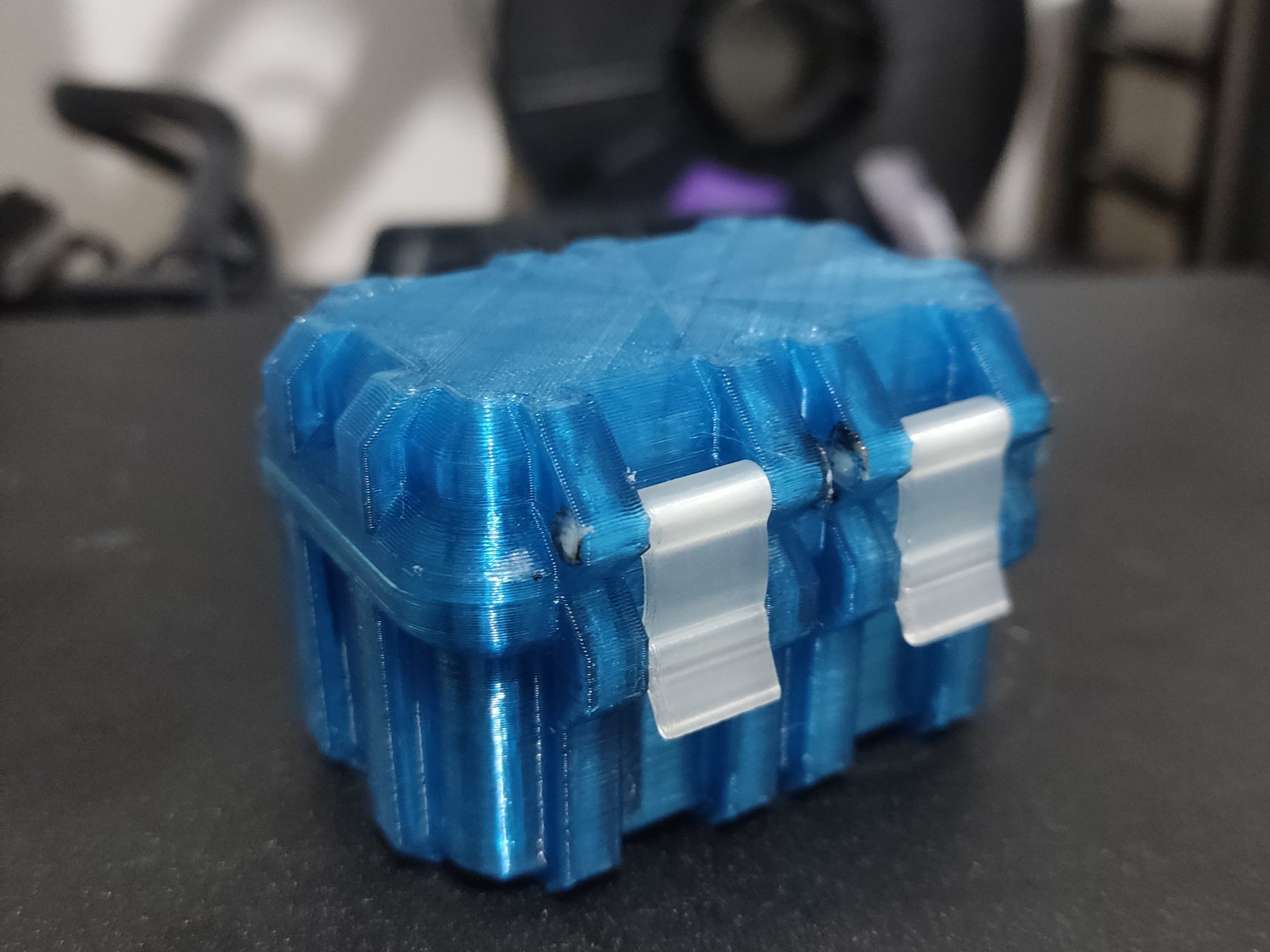 Hộp chắc chắn với khe cắm thẻ SD không cần ốc vít