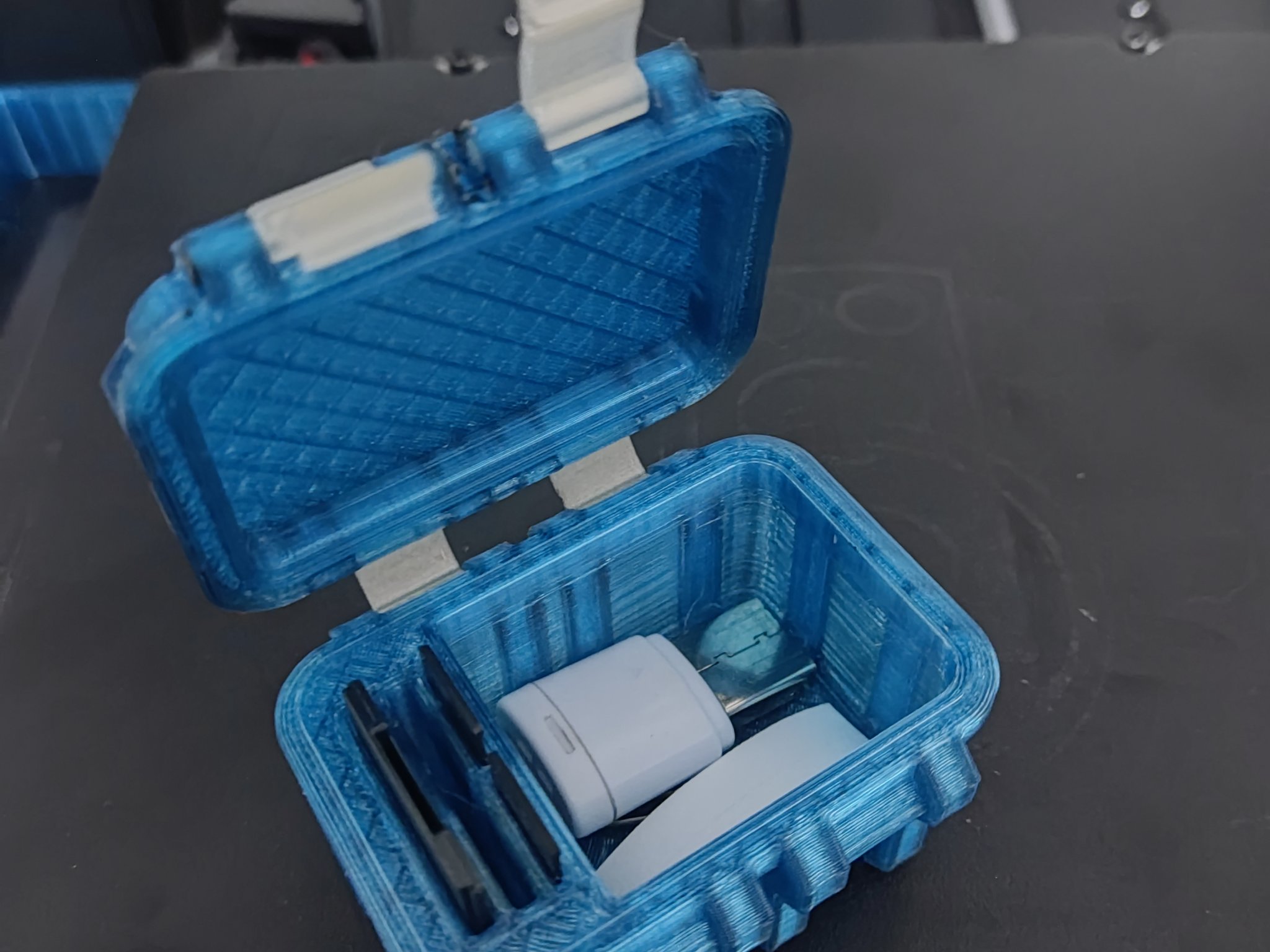 Hộp chắc chắn với khe cắm thẻ SD không cần ốc vít