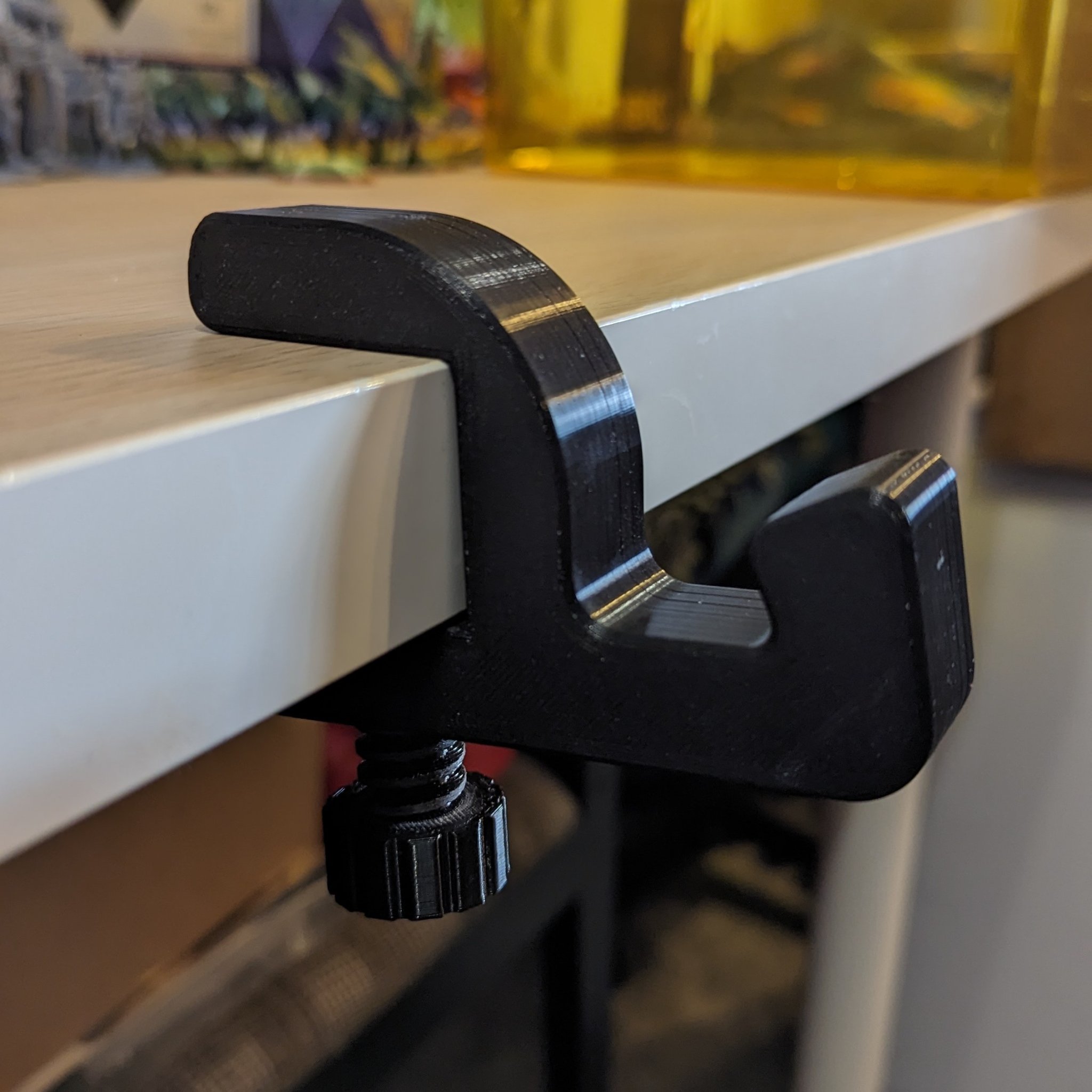 Giá treo tai nghe và dây cáp cho bàn làm việc