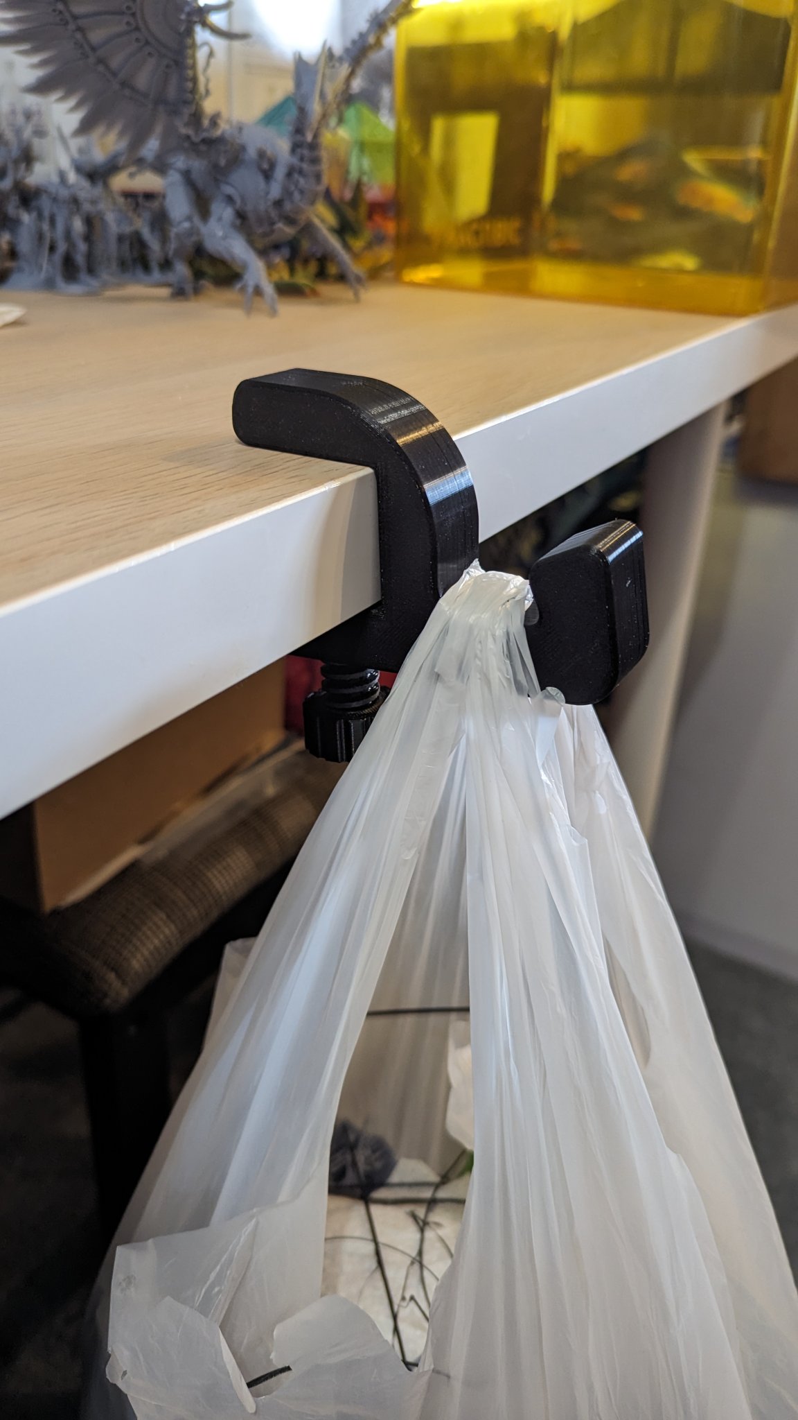 Giá treo tai nghe và dây cáp cho bàn làm việc