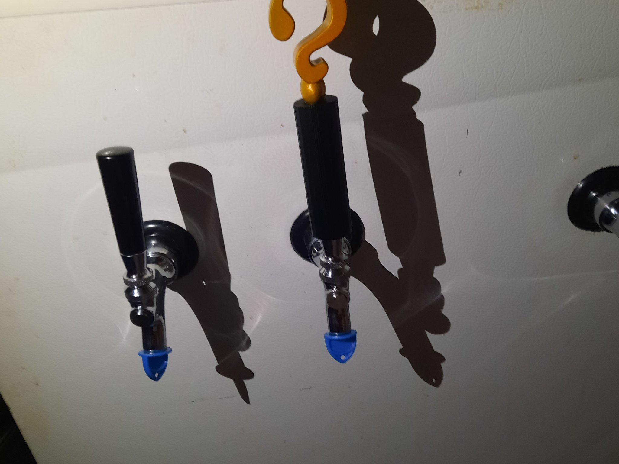 Tay cầm vòi bia The Riddler với biểu tượng dấu hỏi