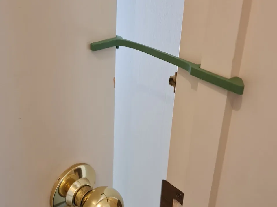 Cái chặn cửa giữ cửa mở một khe cho mèo di chuyển