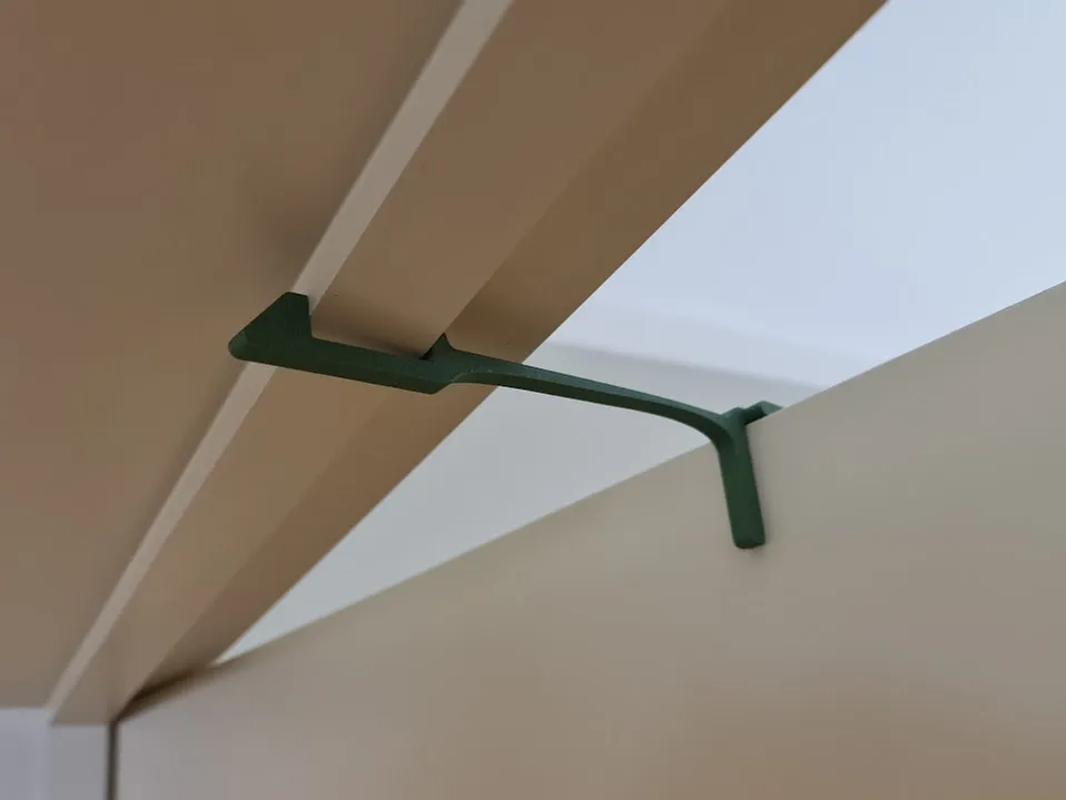 Cái chặn cửa giữ cửa mở một khe cho mèo di chuyển