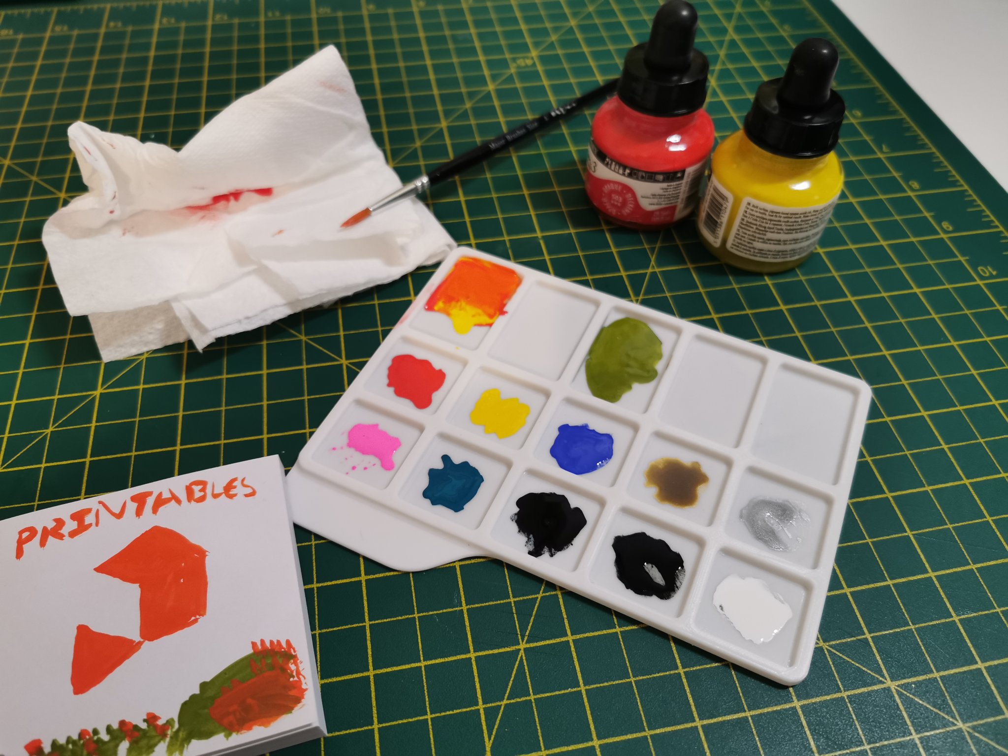 Bảng màu sơn kích thước A6 với các ngăn chứa mực riêng biệt