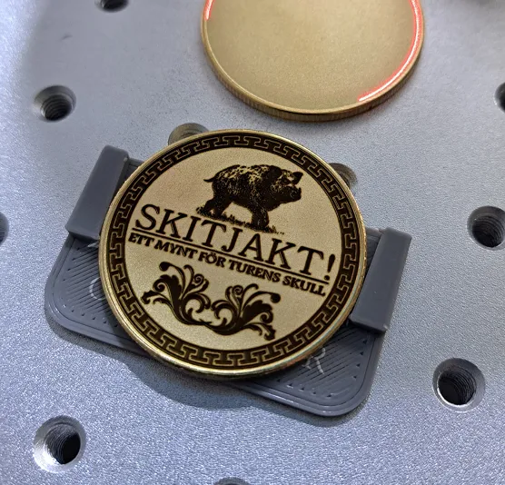 Công cụ căn chỉnh đồng xu cho khắc laser hai mặt