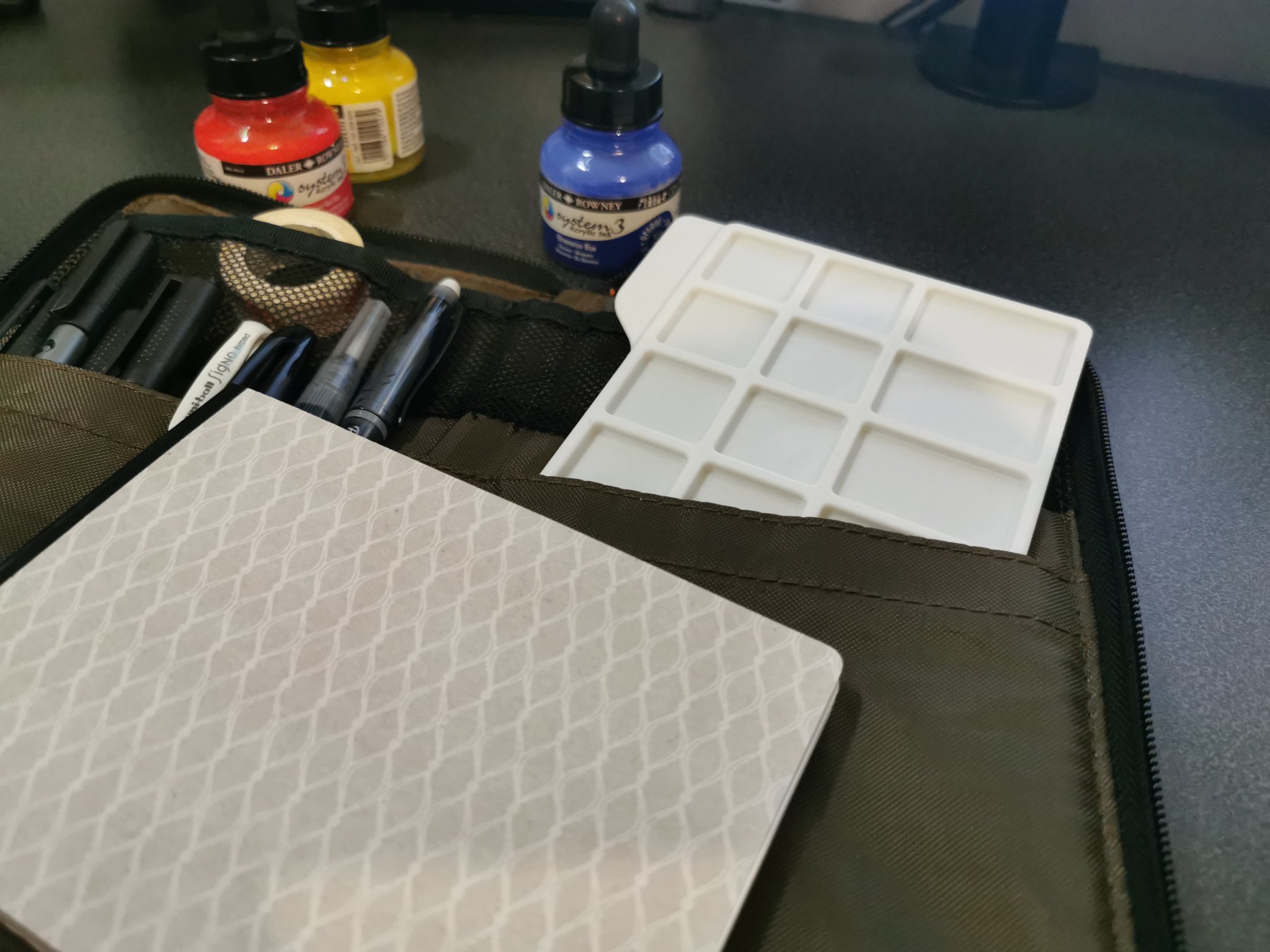 Bảng màu sơn kích thước A6 với các ngăn chứa mực riêng biệt