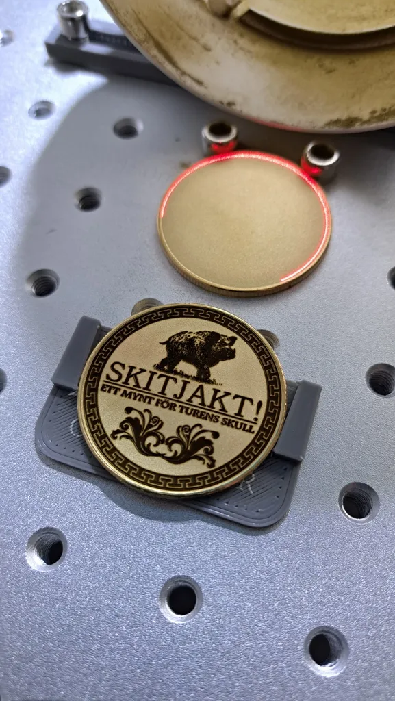 Công cụ căn chỉnh đồng xu cho khắc laser hai mặt