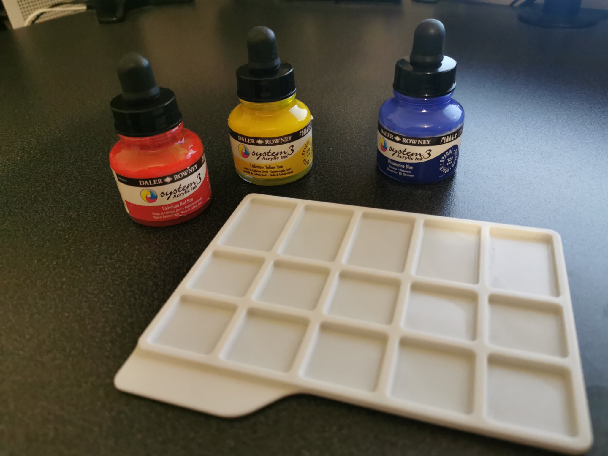 Bảng màu sơn kích thước A6 với các ngăn chứa mực riêng biệt