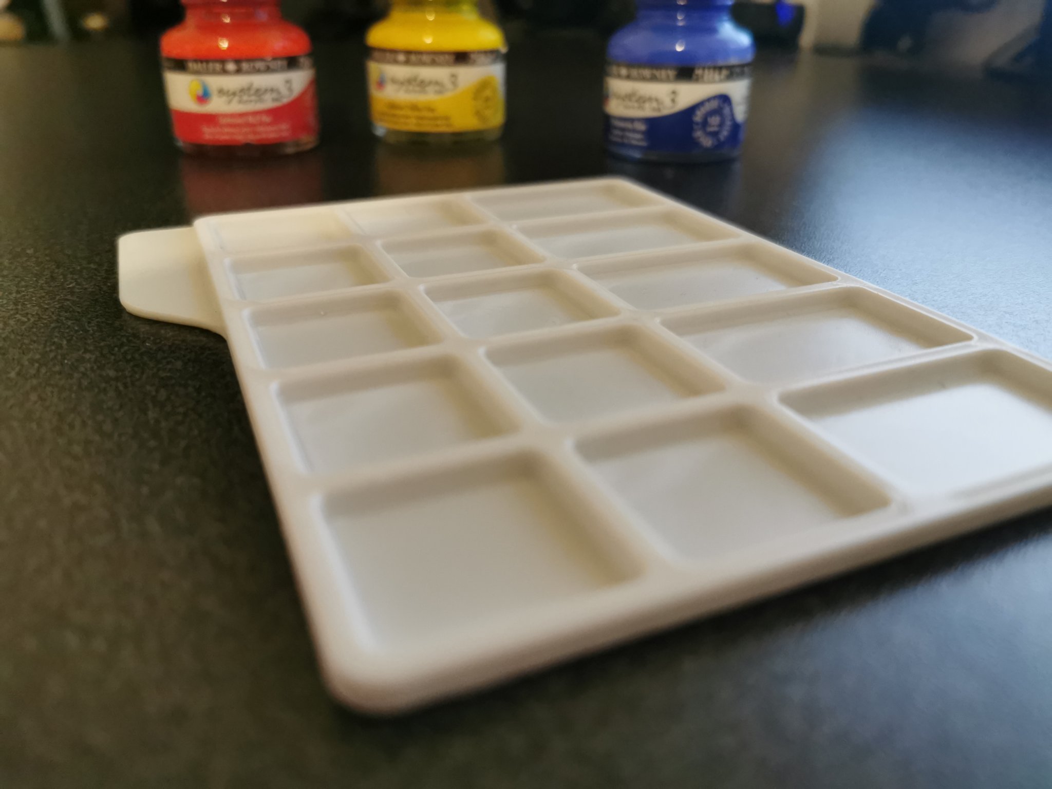 Bảng màu sơn kích thước A6 với các ngăn chứa mực riêng biệt