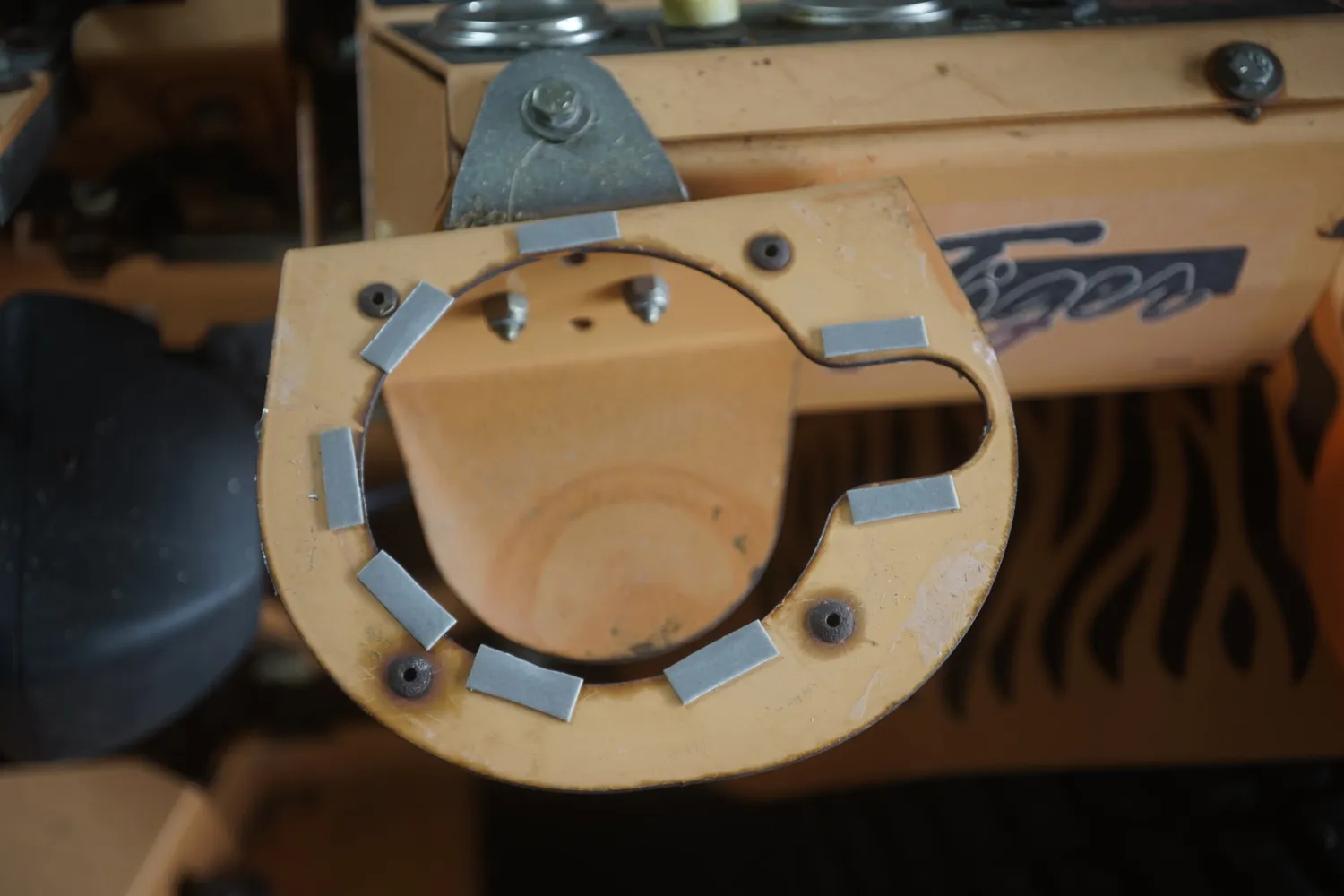 Giá đỡ điện thoại cho máy cắt cỏ Scag Turf Tiger