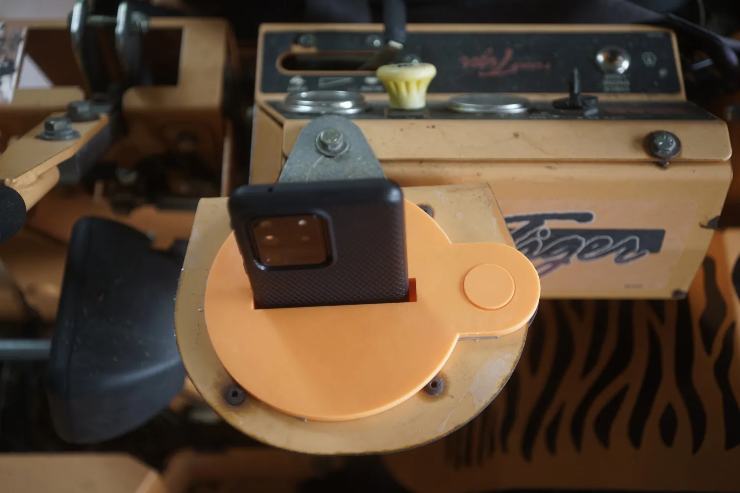 Giá đỡ điện thoại cho máy cắt cỏ Scag Turf Tiger