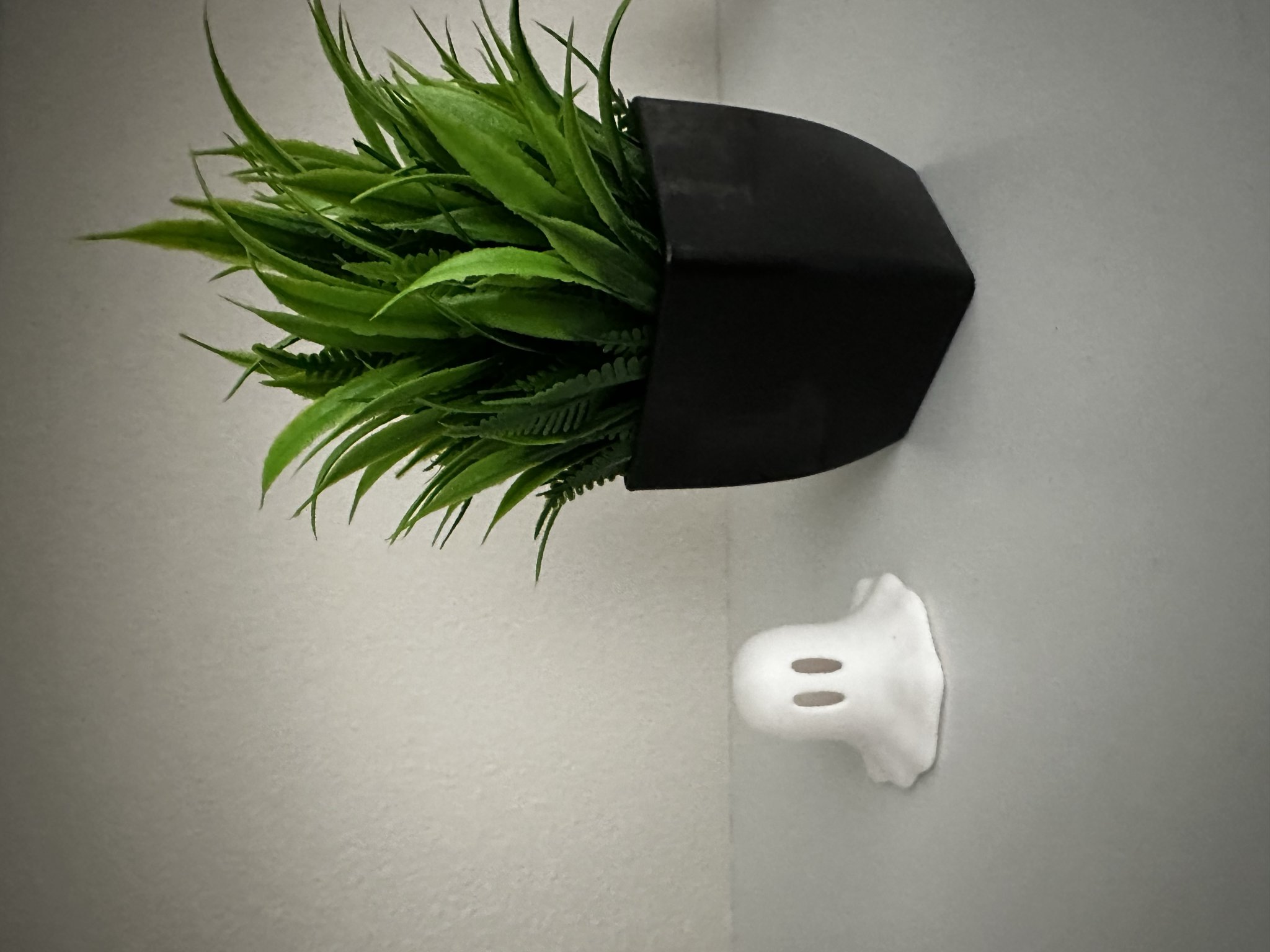 Trang trí ma quái tối giản với chỗ để đèn tealight