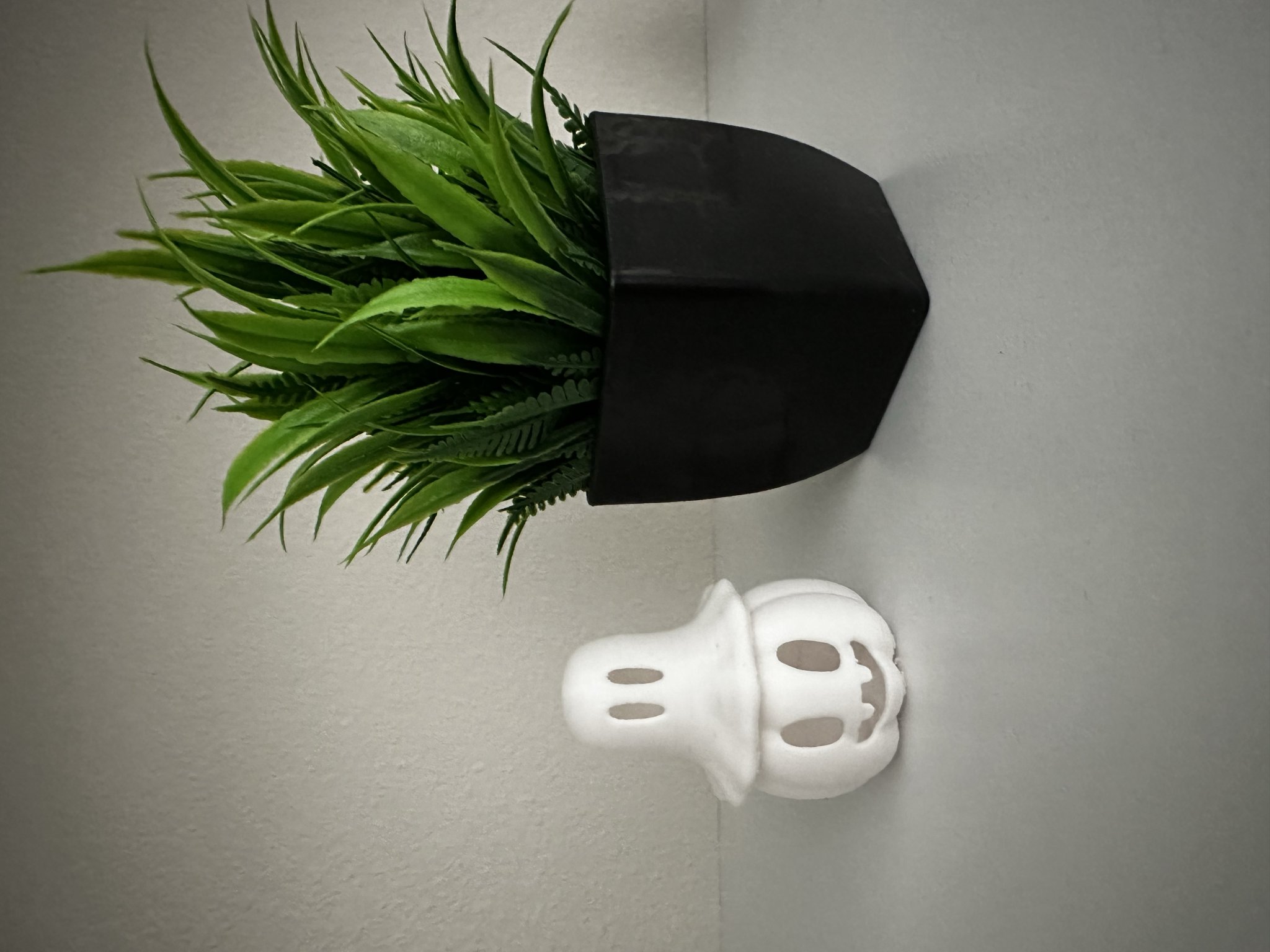 Trang trí ma quái tối giản với chỗ để đèn tealight