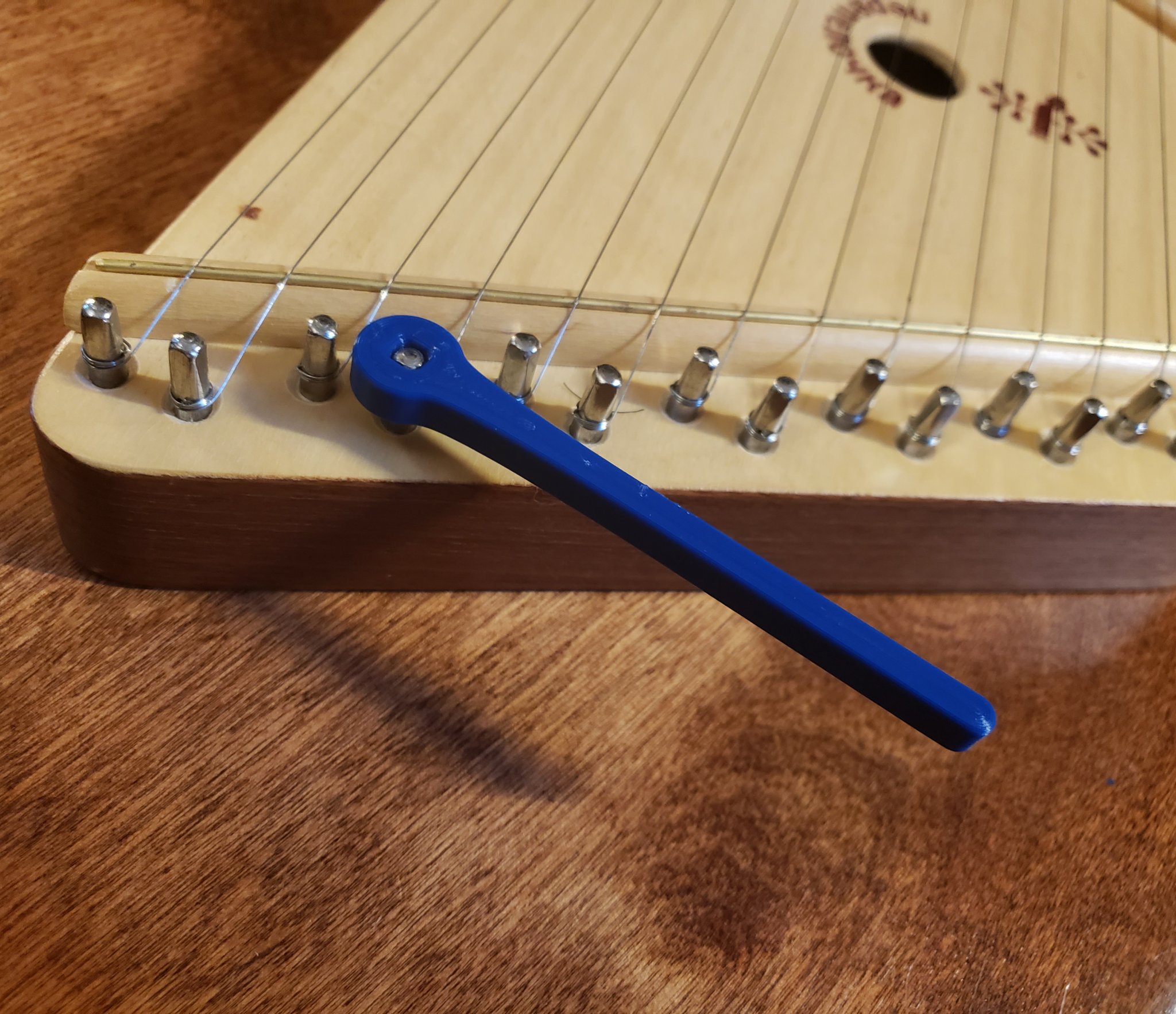 Cờ lê điều chỉnh cho đàn harp lap của nhạc sĩ