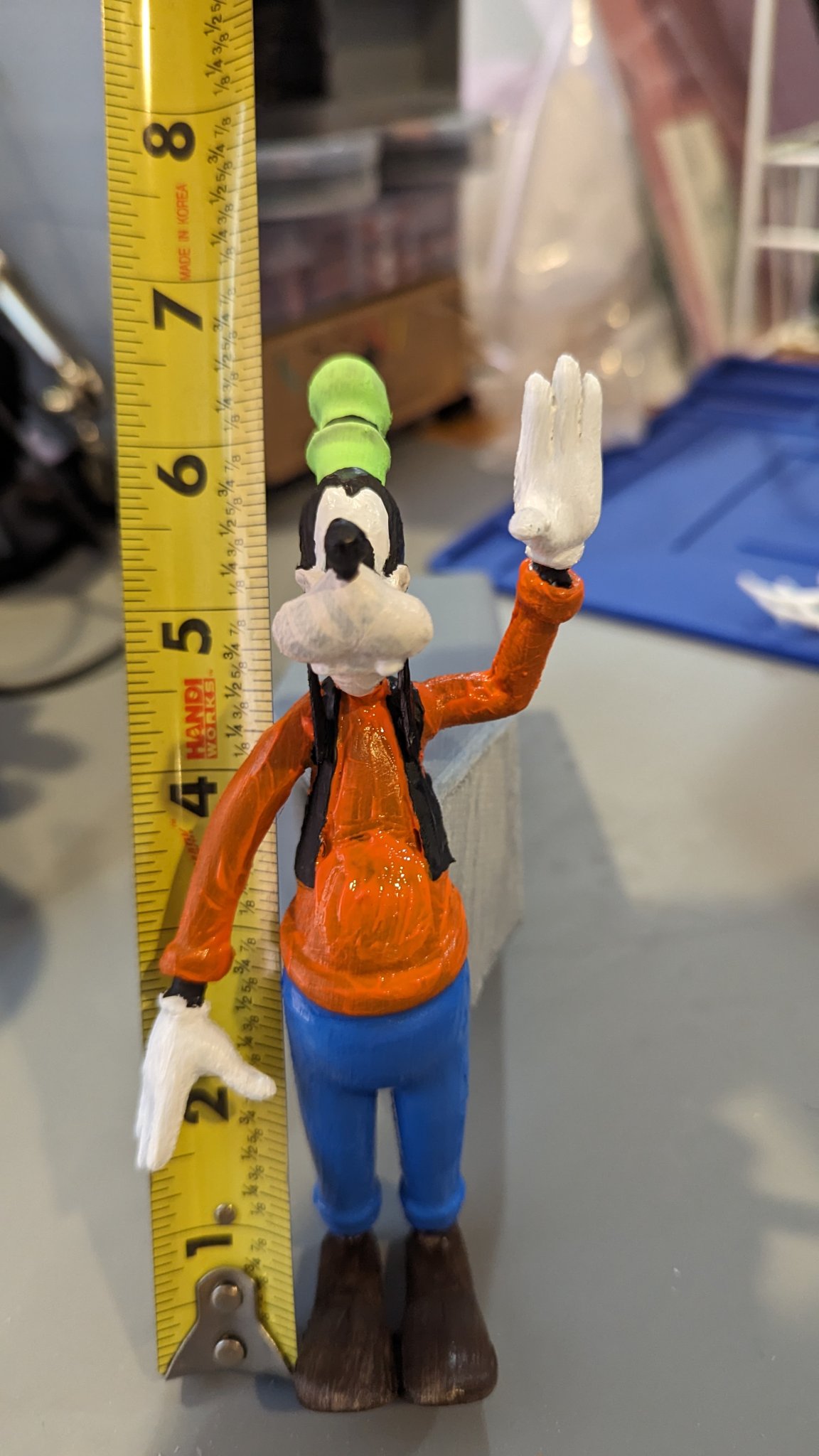 Nhân vật Goofy đang vẫy tay chào ấm áp