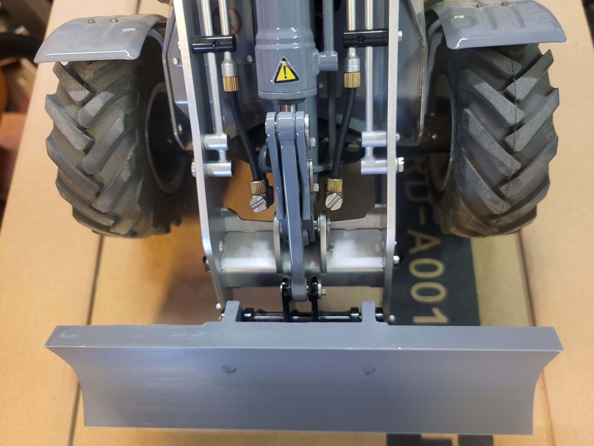 Lưỡi xúc đất Lesu Aoue-MCL8 cho máy xúc mini