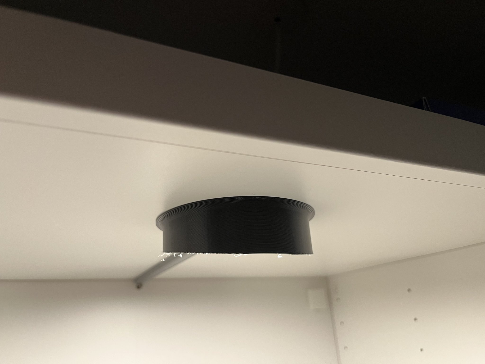 Đui đèn MITTLED của IKEA chống chói khi ngồi sofa