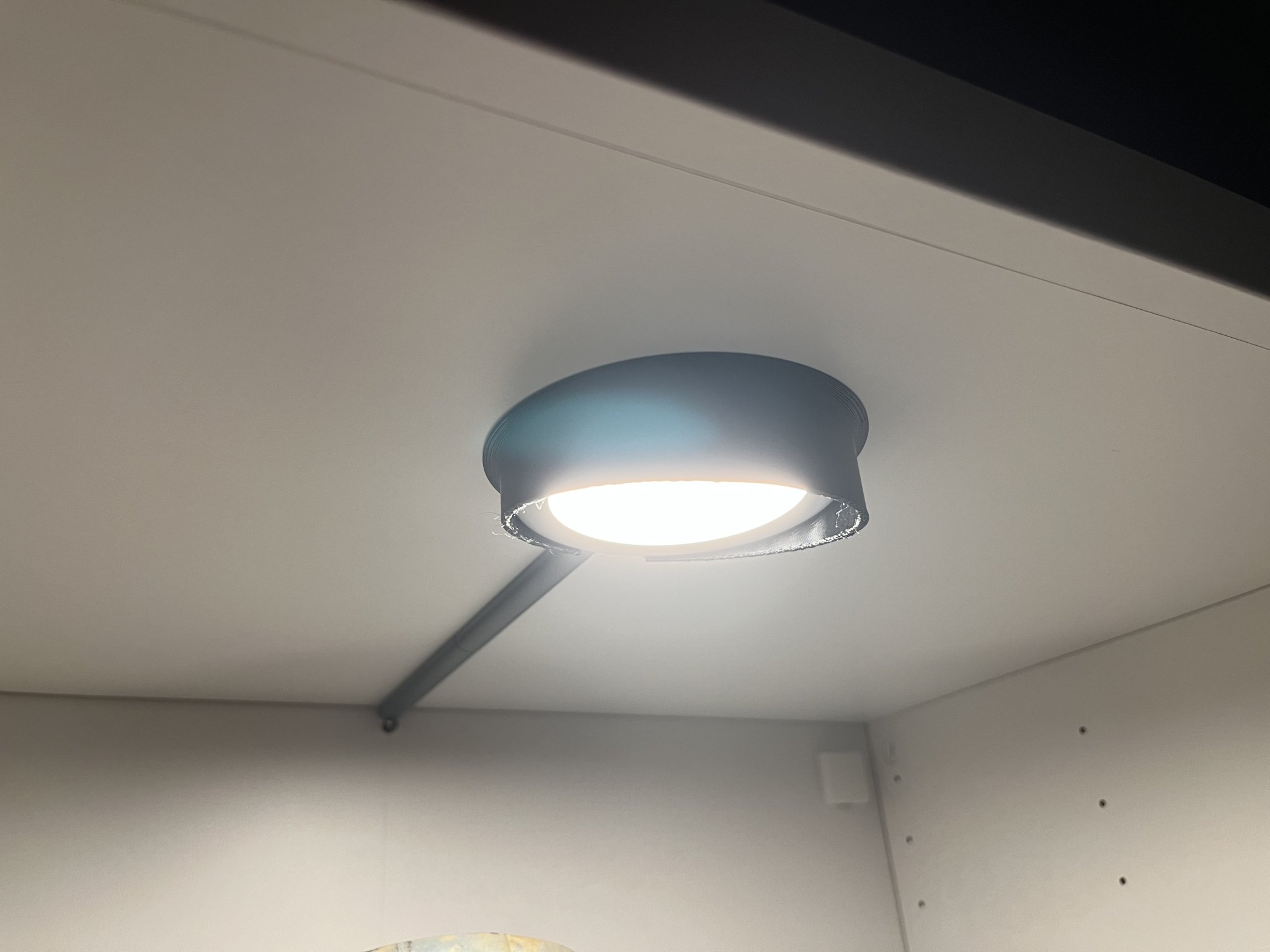 Đui đèn MITTLED của IKEA chống chói khi ngồi sofa