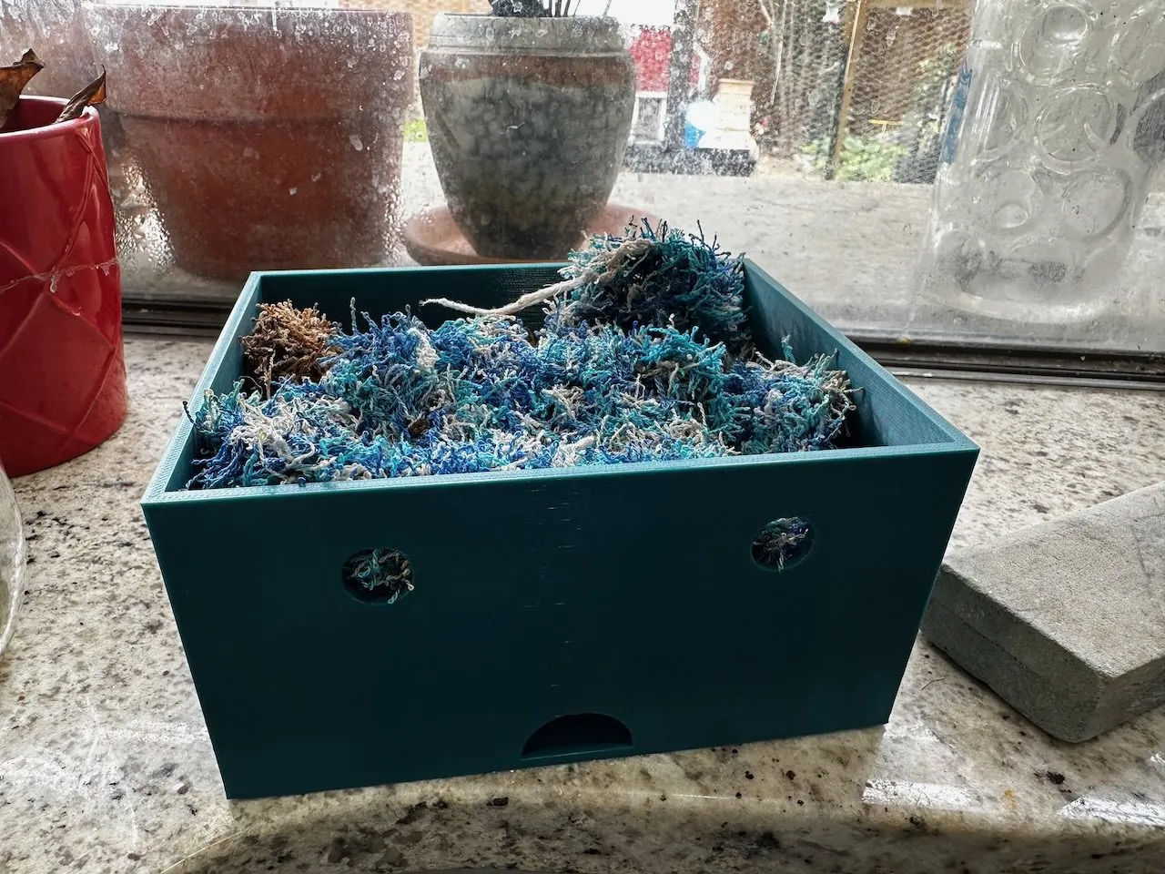 Khay để miếng chùi rửa thoát nước sau khi rửa bát