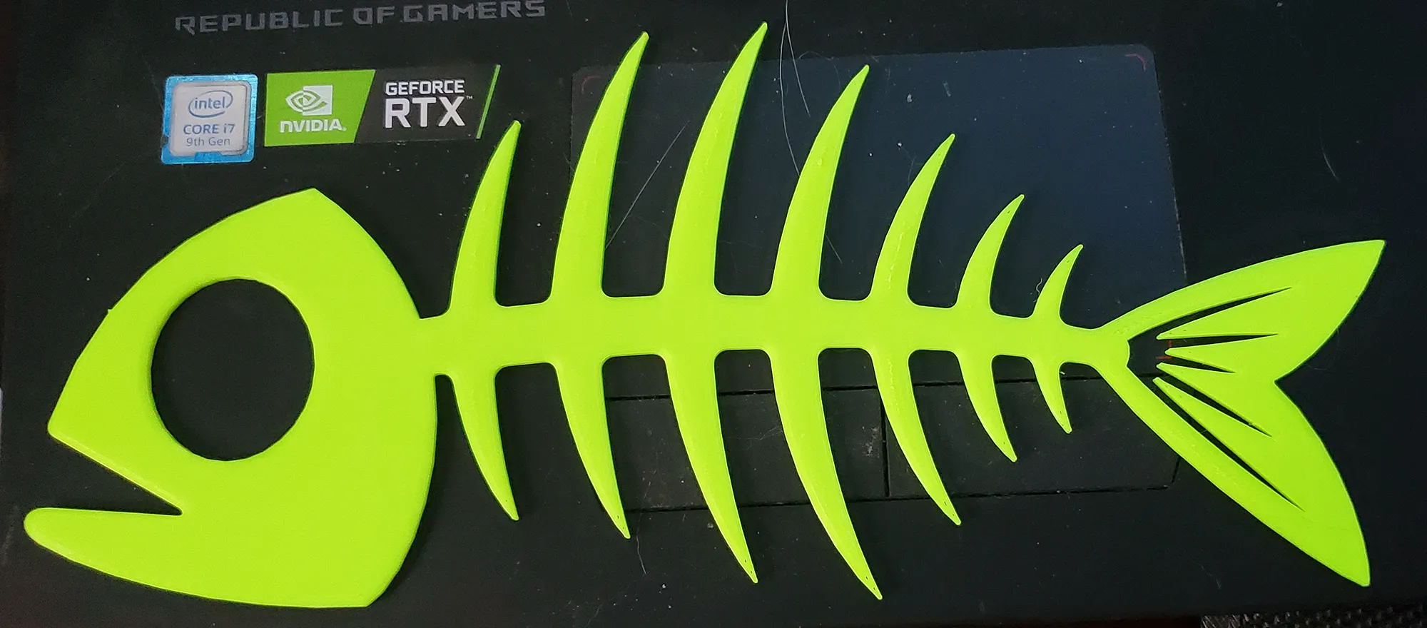 Cá xương màu vàng phát quang cho tiệc Halloween