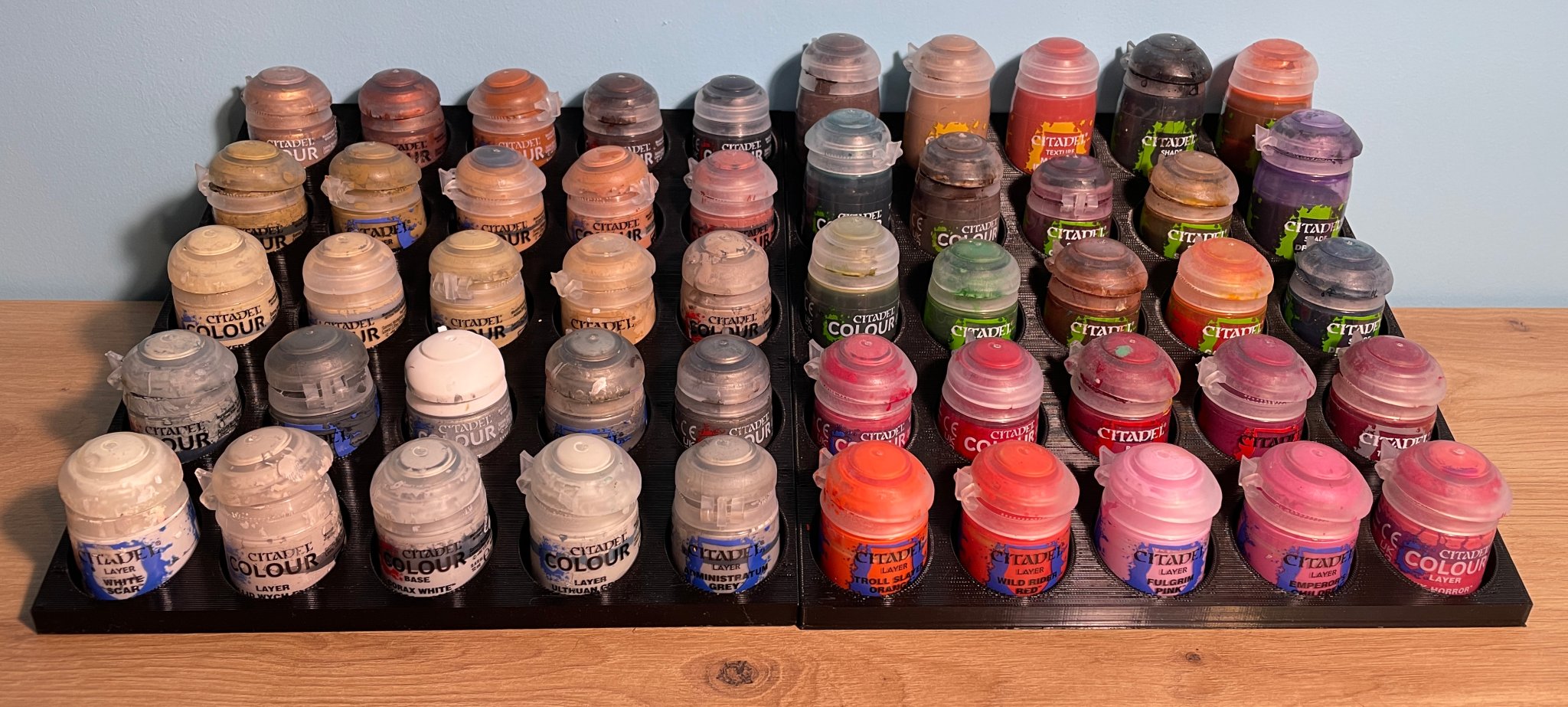 Giá đỡ sơn tiện lợi cho việc lưu trữ và phân loại màu sơn