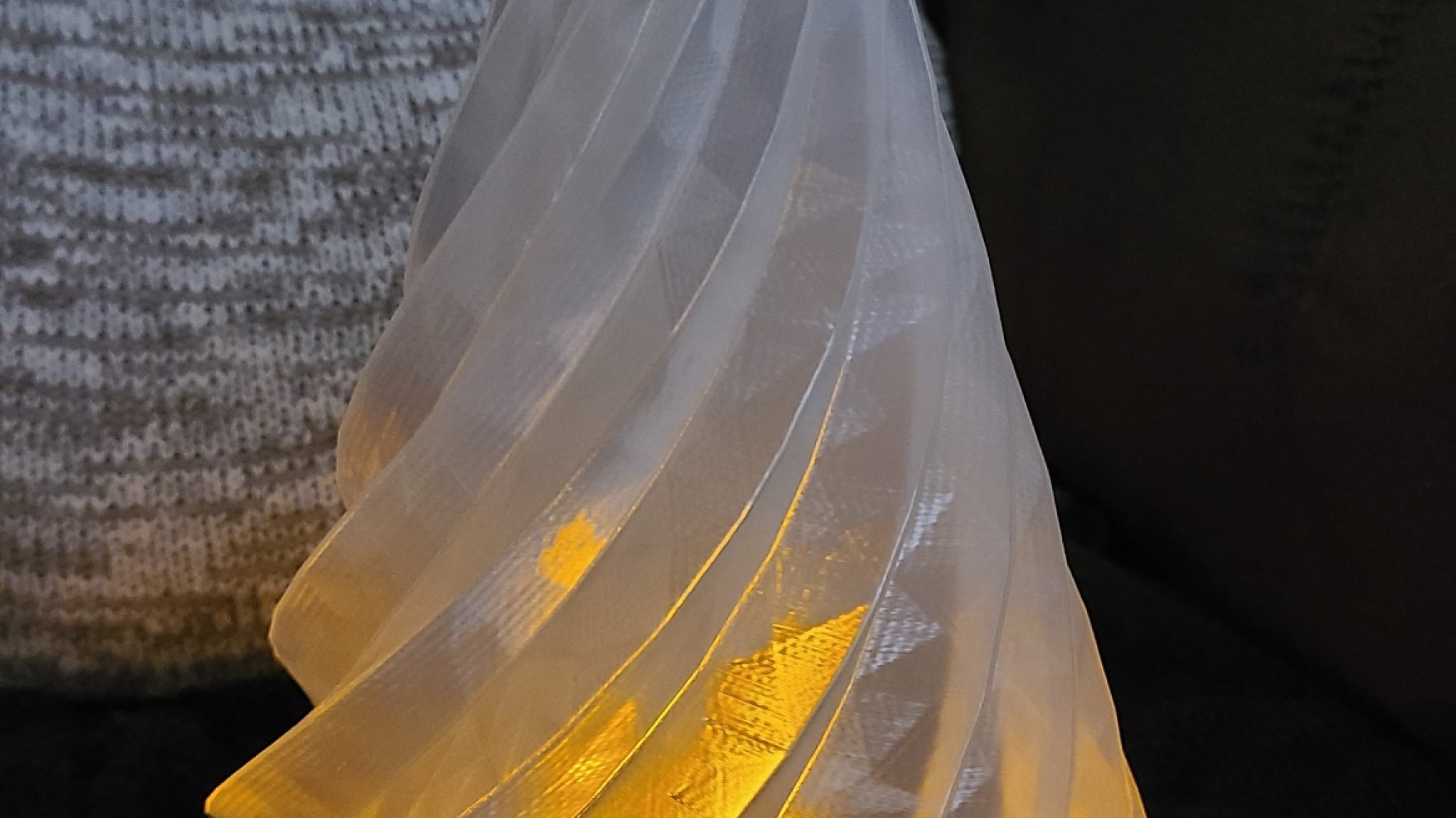 Cây thông Noel cao in chế độ bình hoa