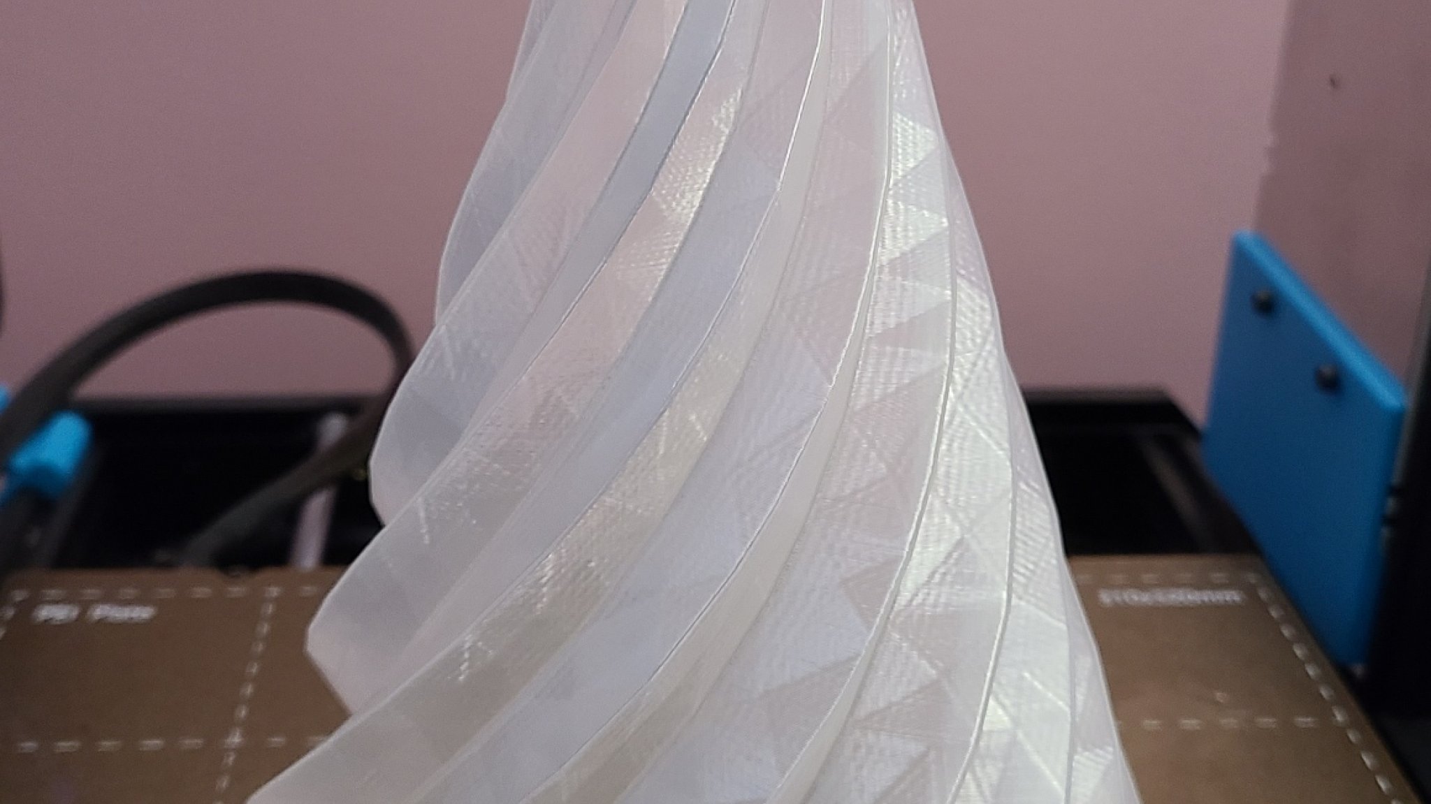 Cây thông Noel cao in chế độ bình hoa