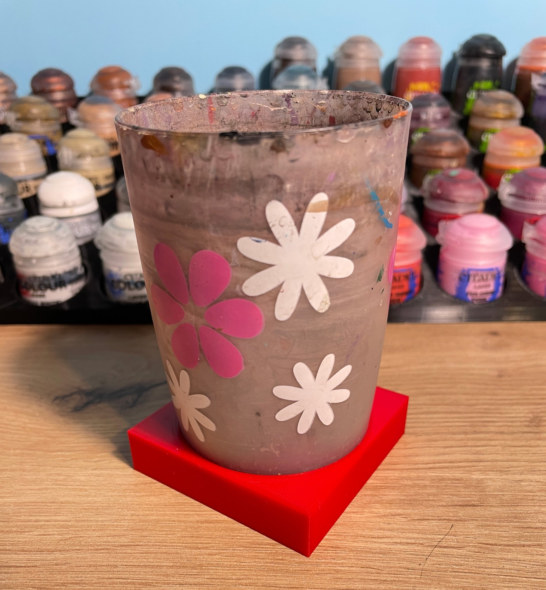 Giá đỡ cốc giúp tránh đổ nước khi vẽ tranh