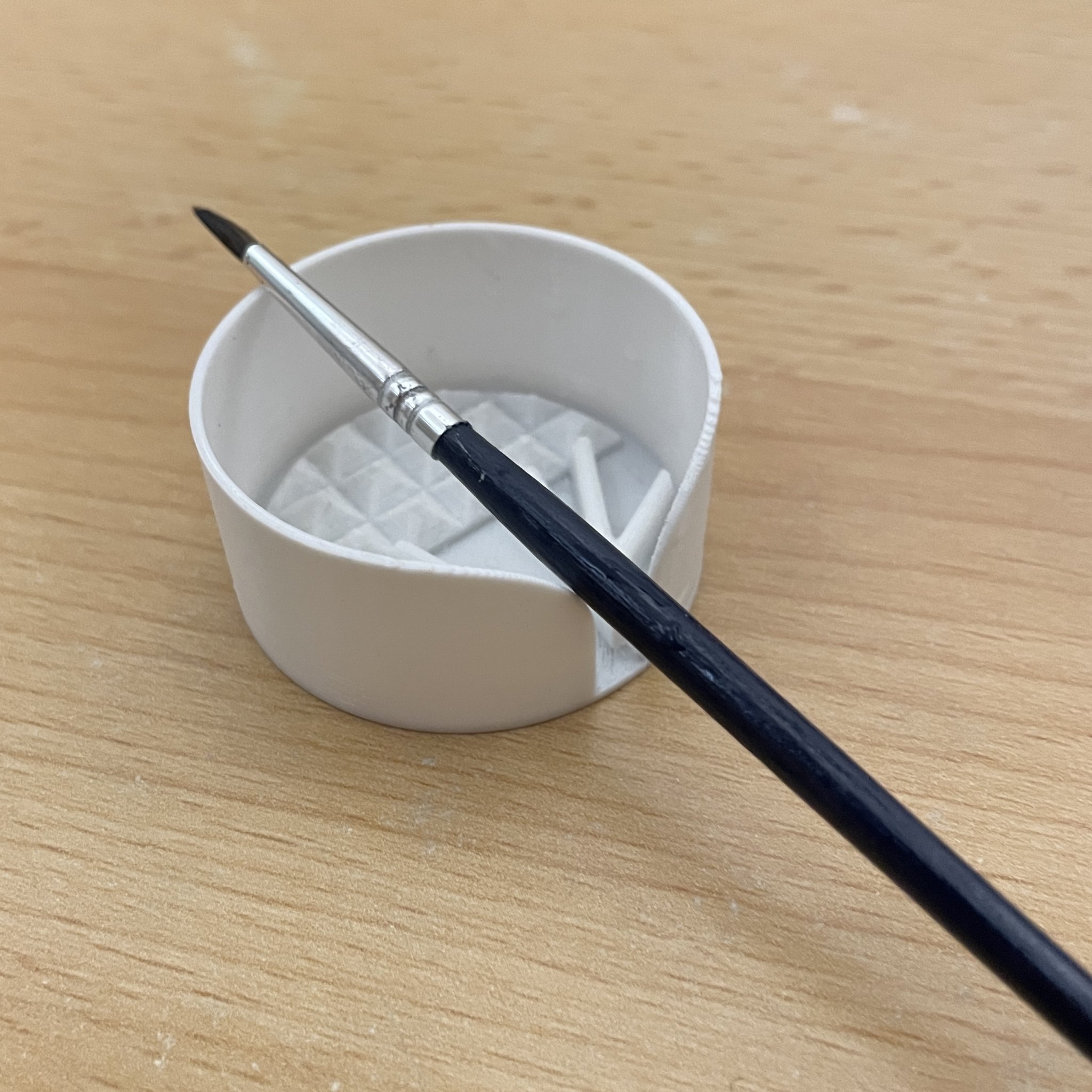 Thùng rửa cọ sơn tiện lợi với thiết kế thông minh